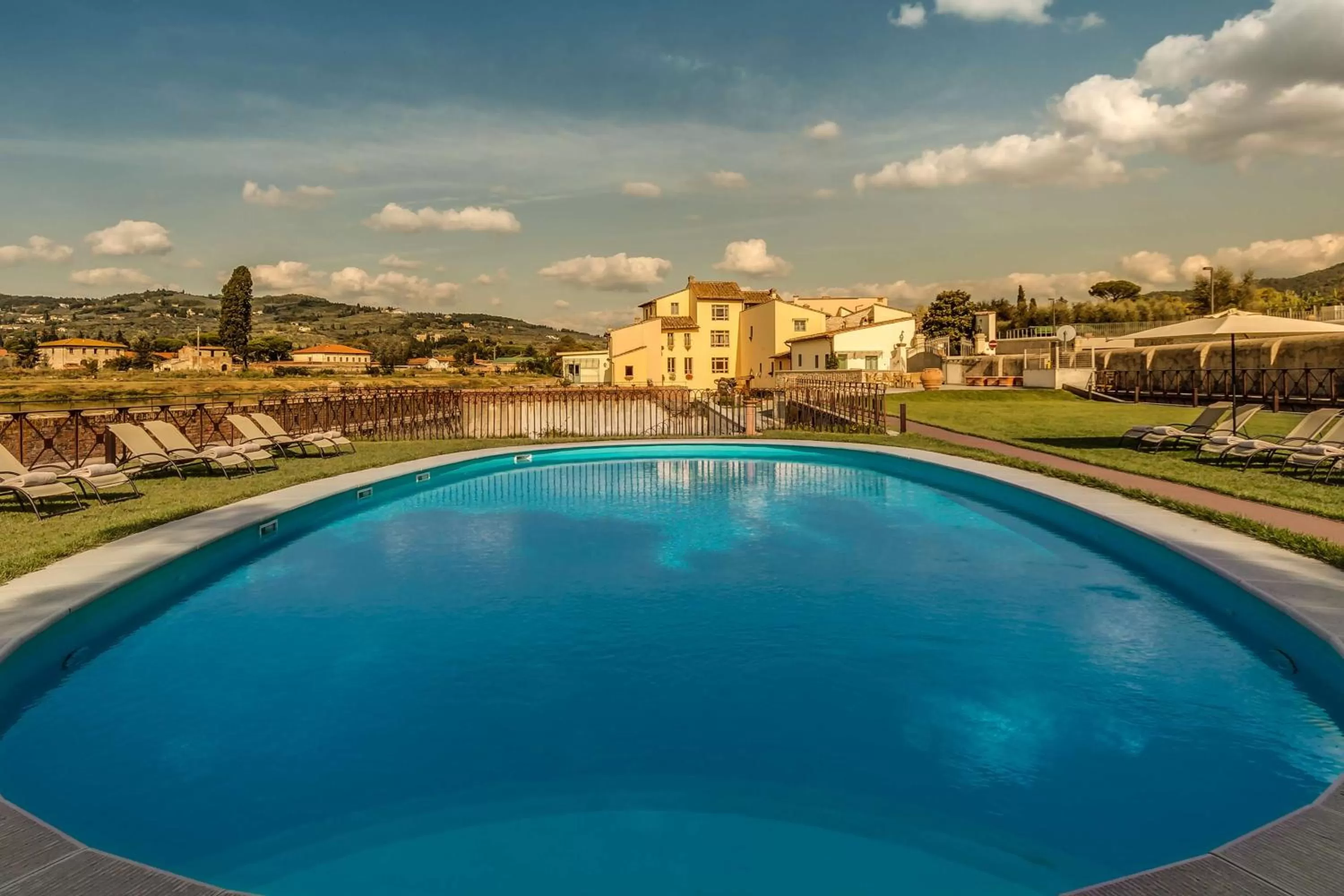 Pool view in Hotel Mulino di Firenze - WorldHotels Crafted
