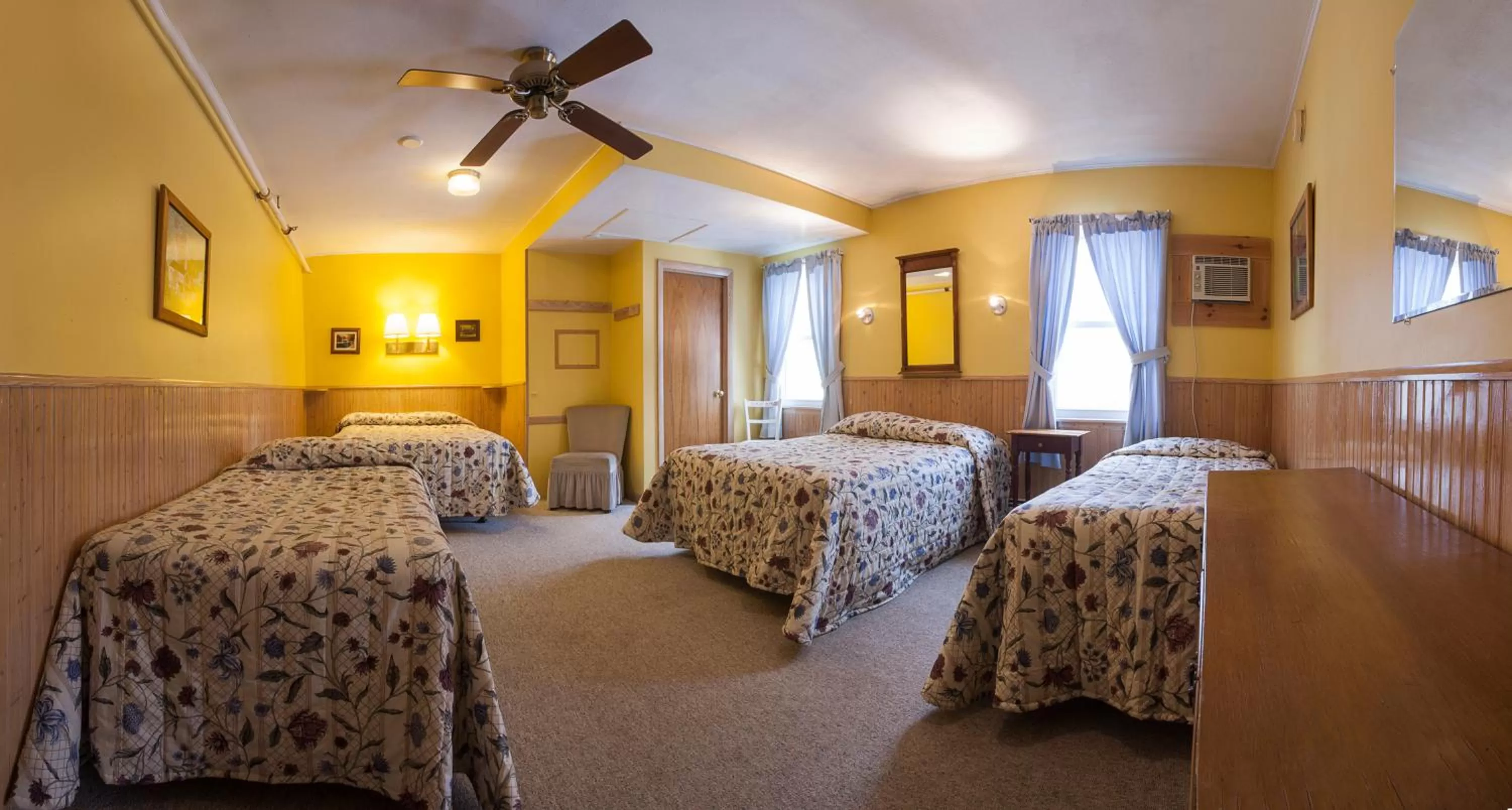 Day, Bed in Gray Ghost Inn