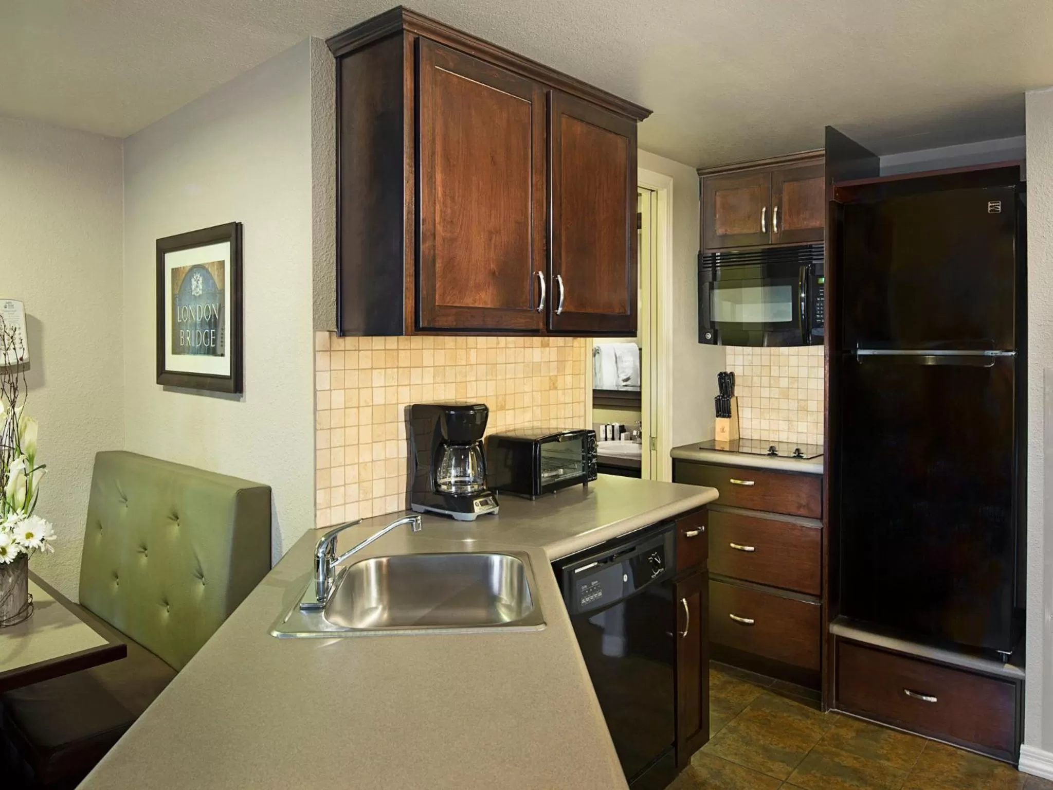 Kitchen or kitchenette in London Bridge Resort