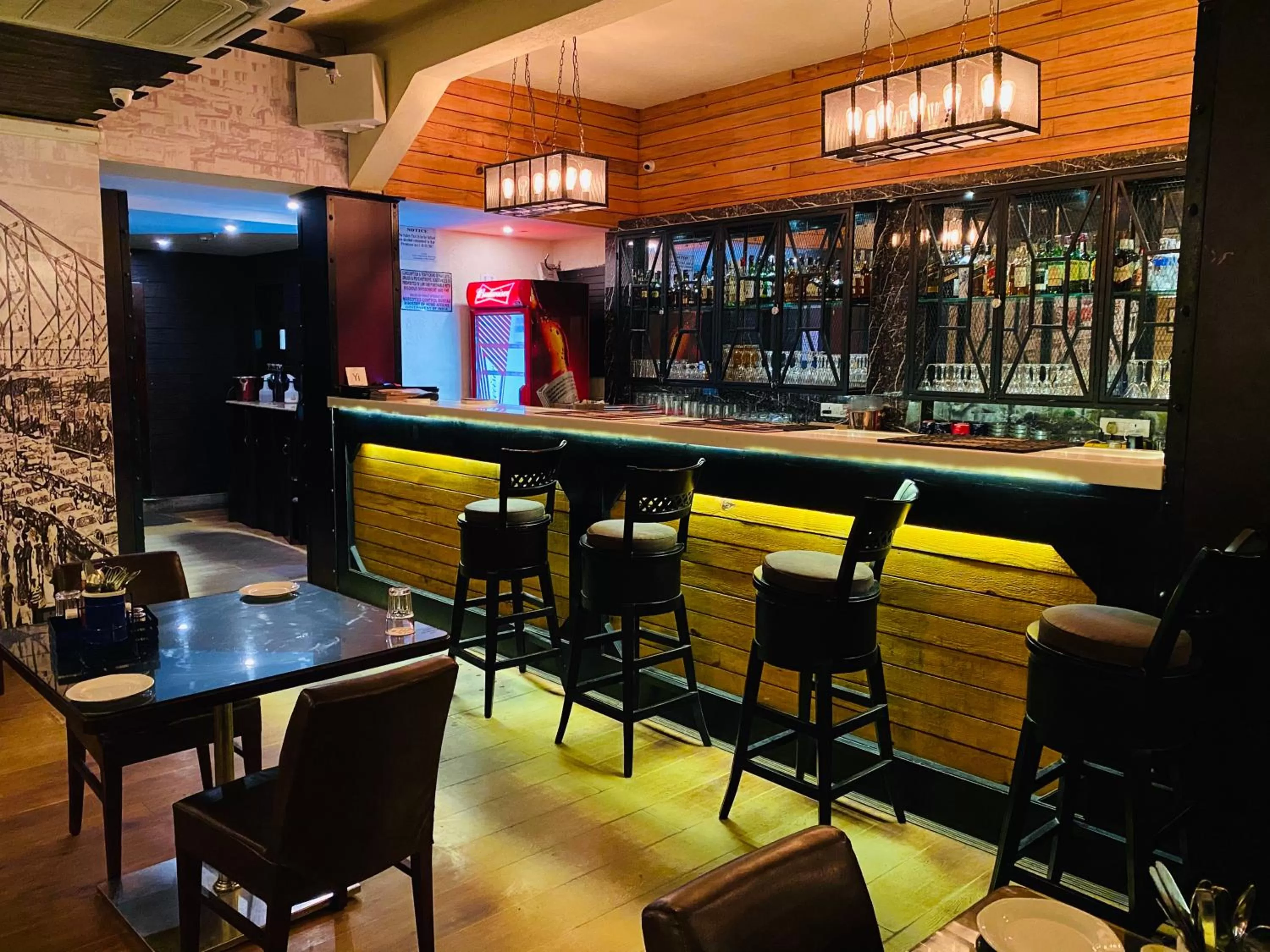 Restaurant/places to eat in Saluja Residency