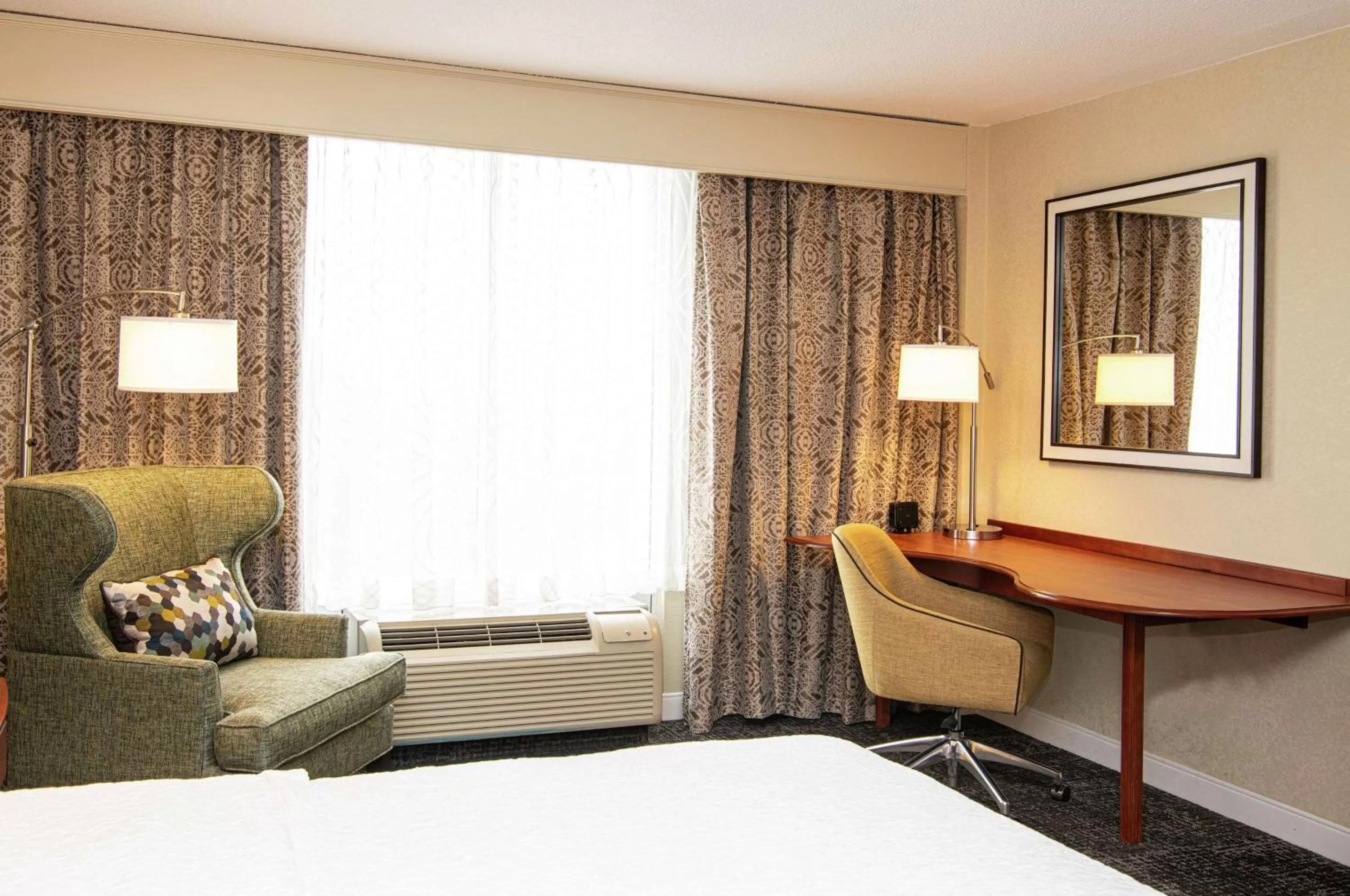Bedroom, Bed in Hampton Inn Parsippany