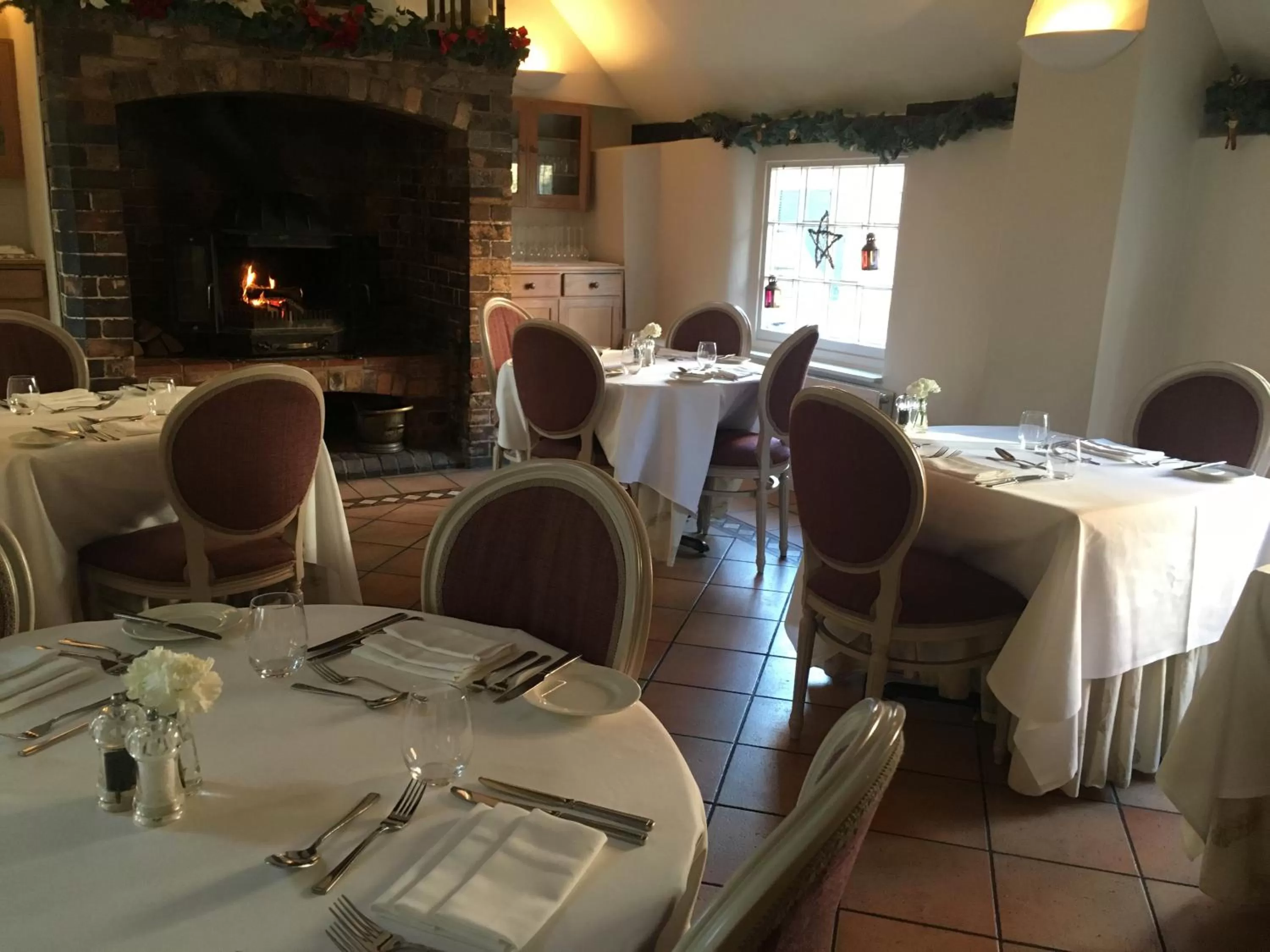 Restaurant/Places to Eat in The Raven Hotel