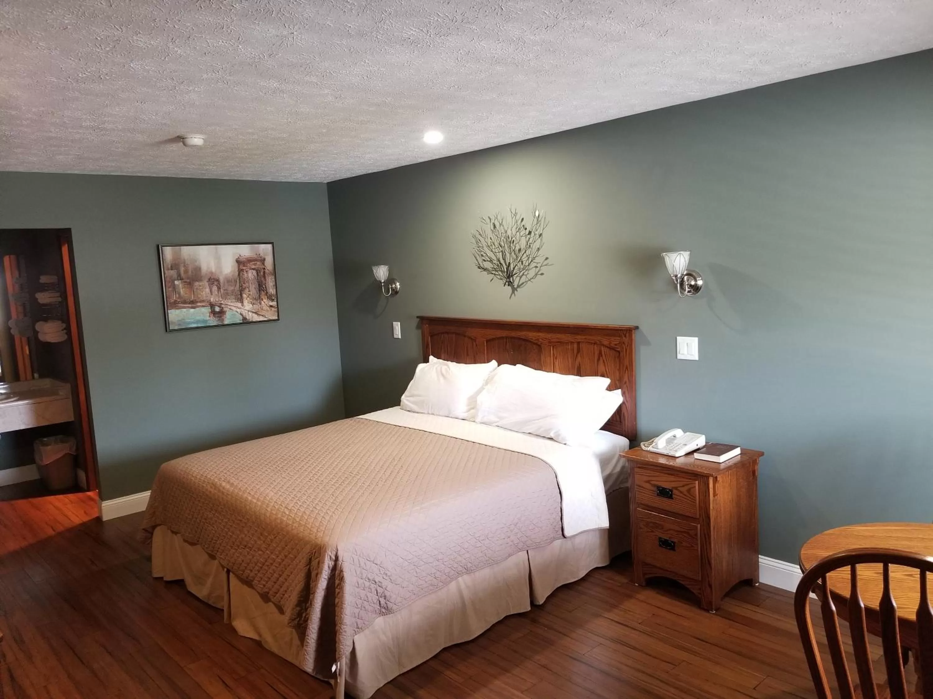 Bed in Brown's Motel