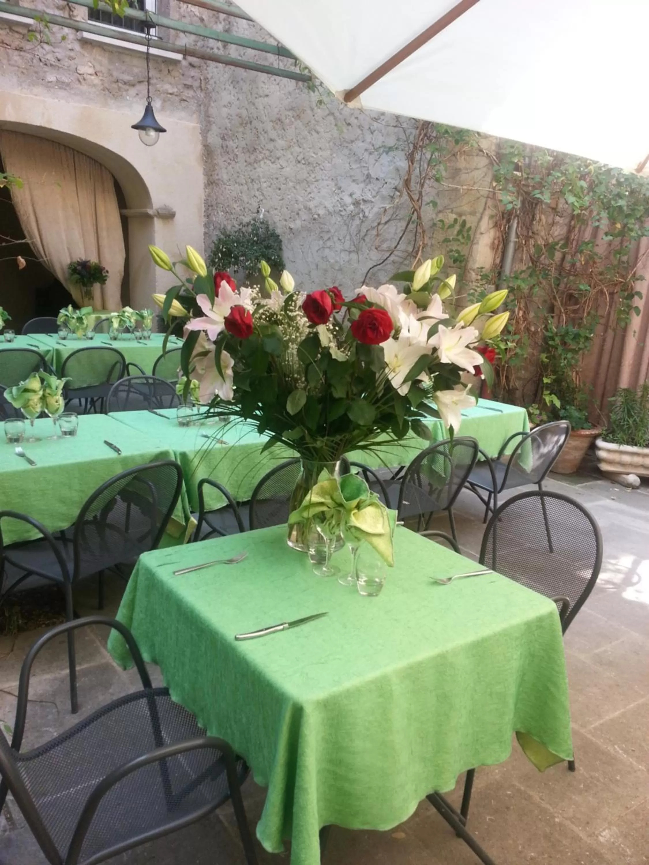 Restaurant/places to eat in Hôtel la Fête en Provence