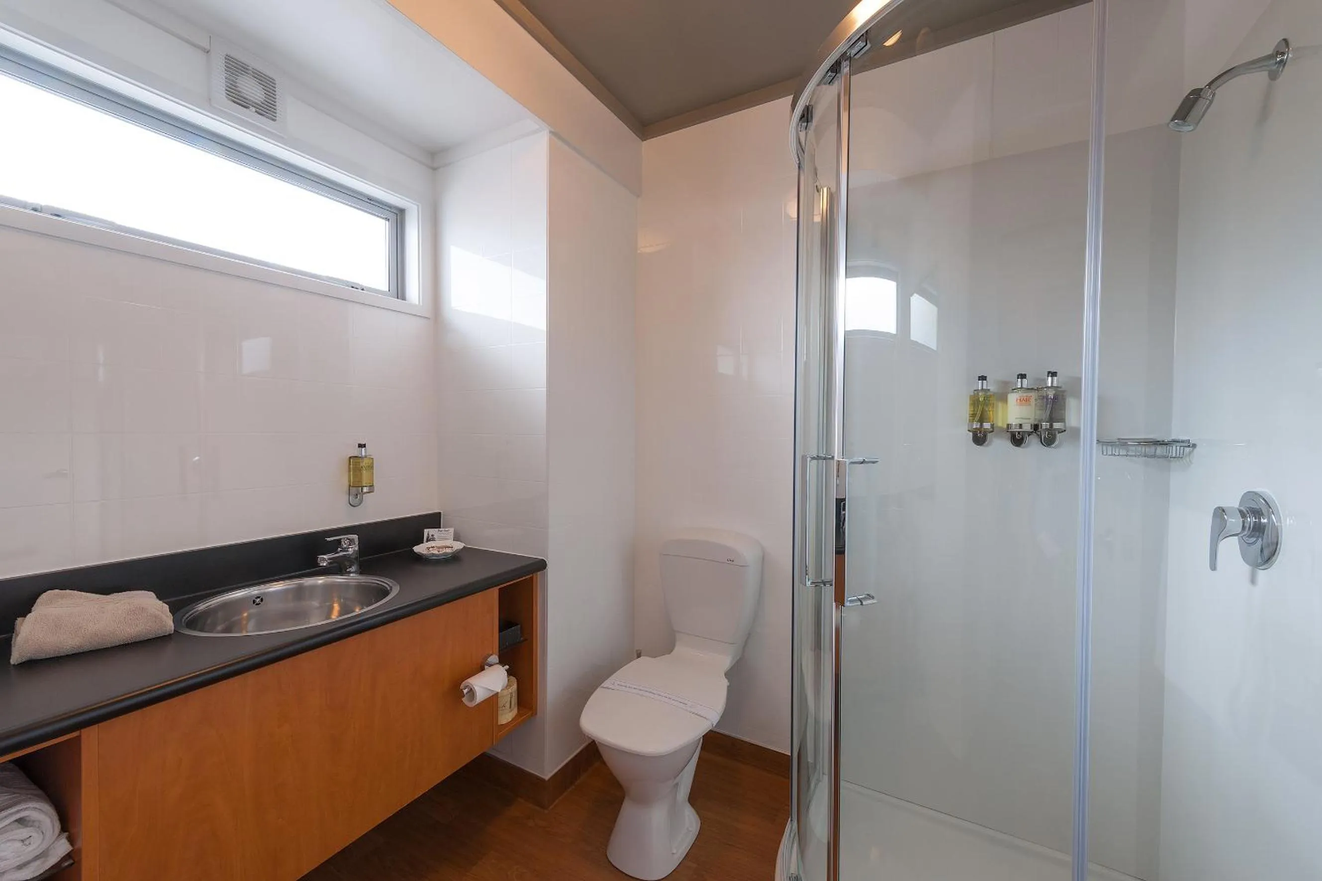 Bathroom in Beachcomber Inn Picton