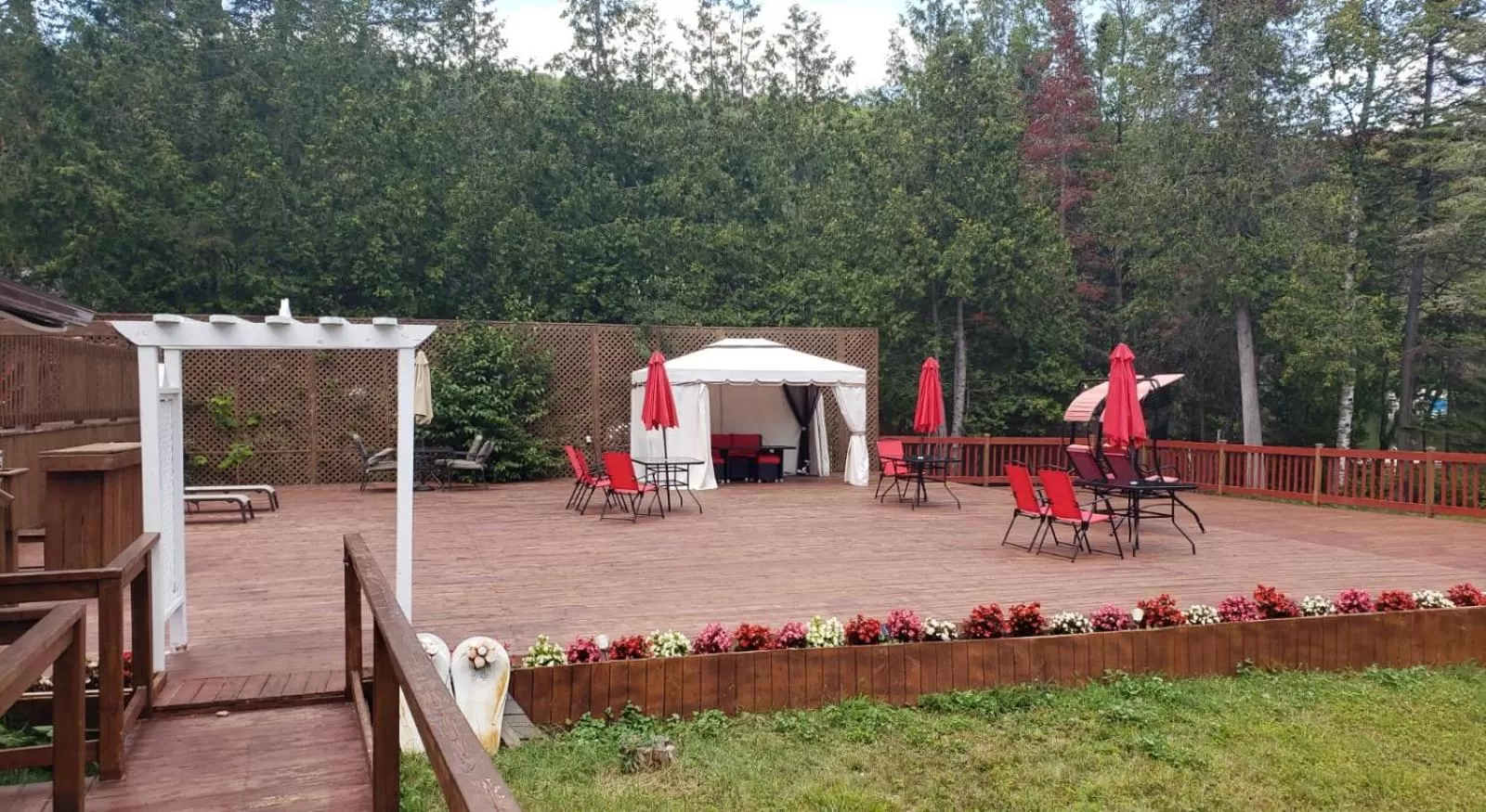Patio in Hotel Le Petit Lac Sainte-Adèle