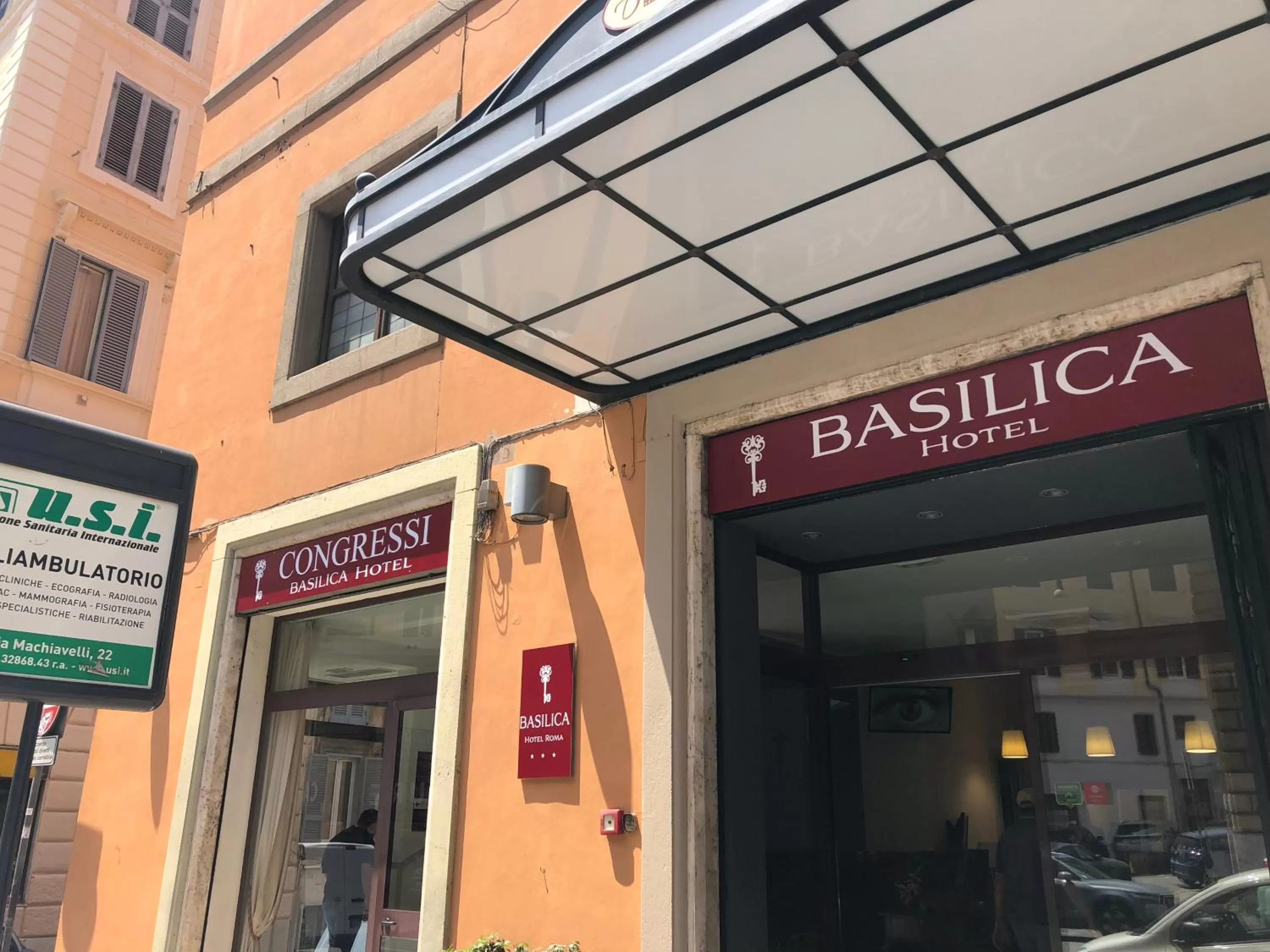 Facade/entrance in Basilica Hotel