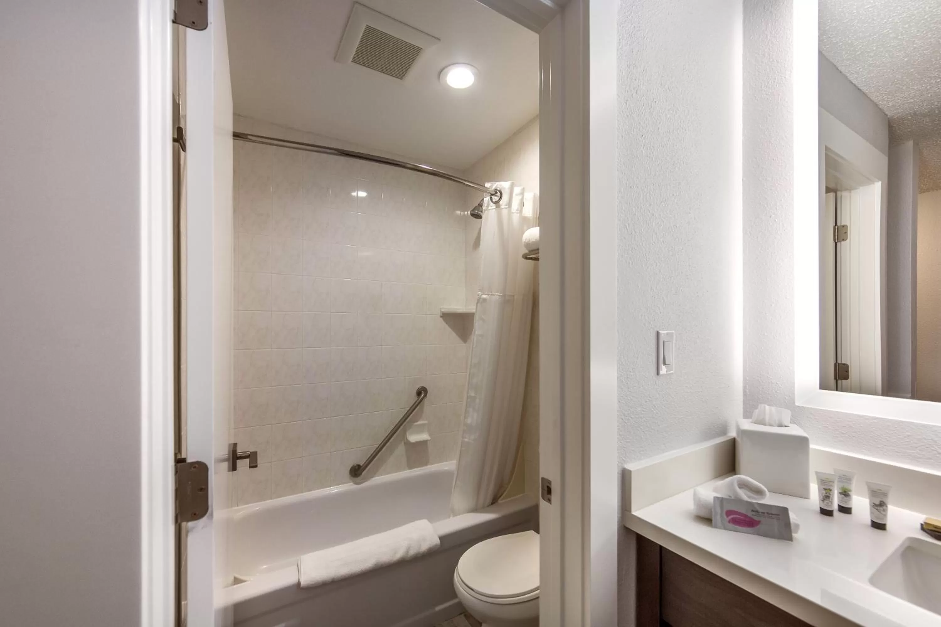 Bathroom in Red Lion Inn & Suites Grants Pass