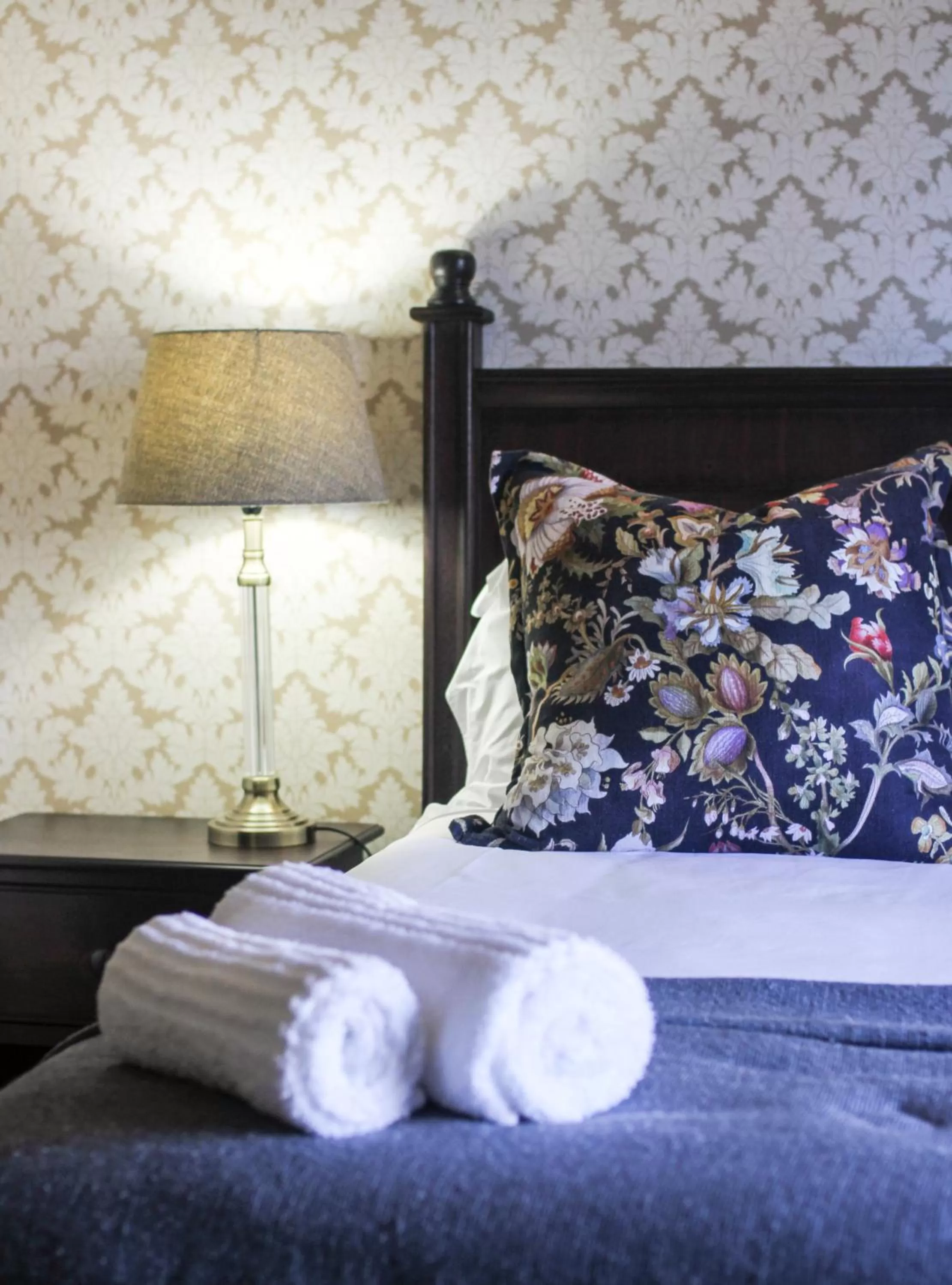 Bed in Airlies Historical Guest House