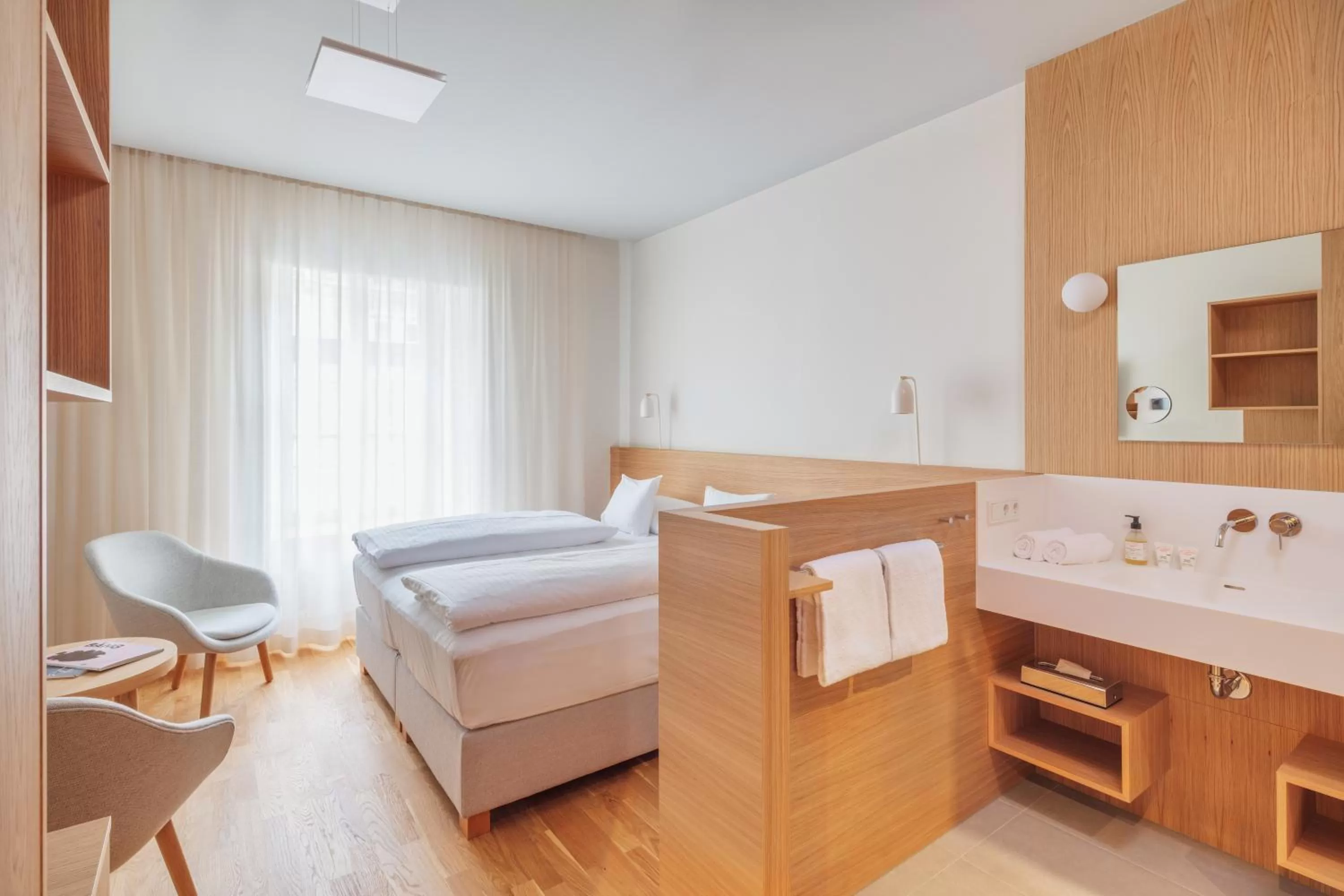 Staff, Bed in Hotel Central