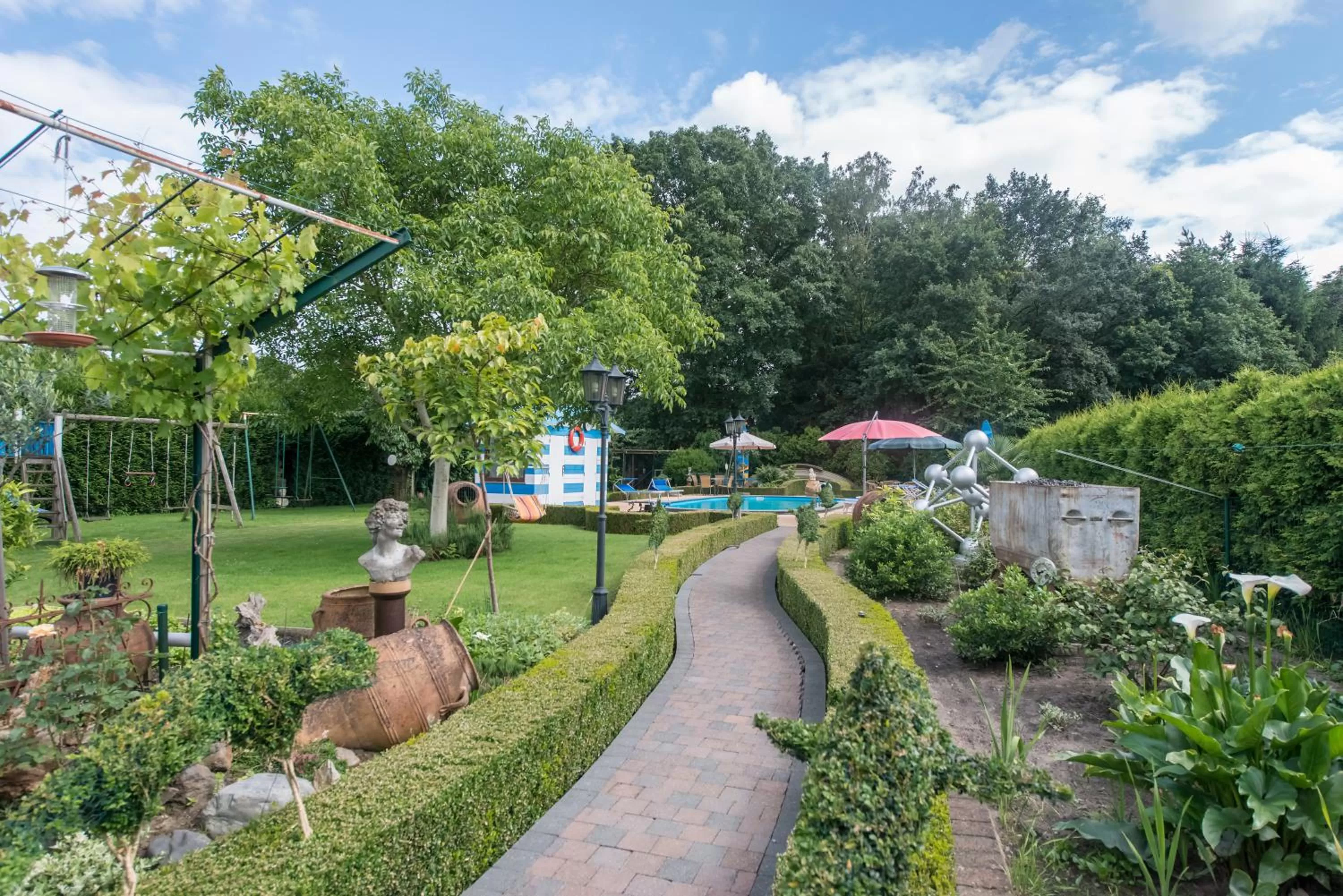 Garden in B&B Casa Roman & Vakantiewoning voor 1 pers tot max 32 personen