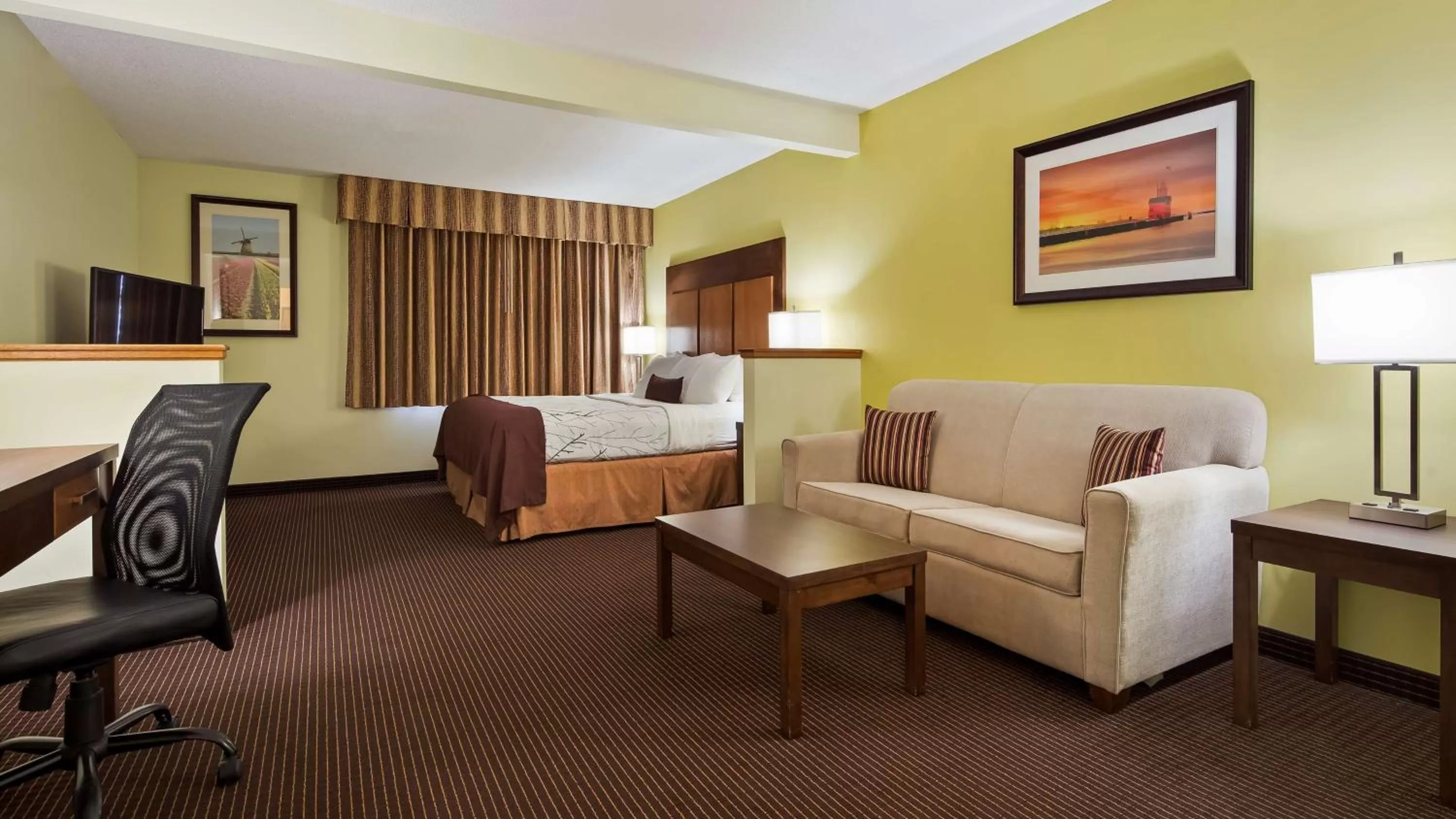 Deluxe King Room - Non-Smoking in White Pine Inn & Suites