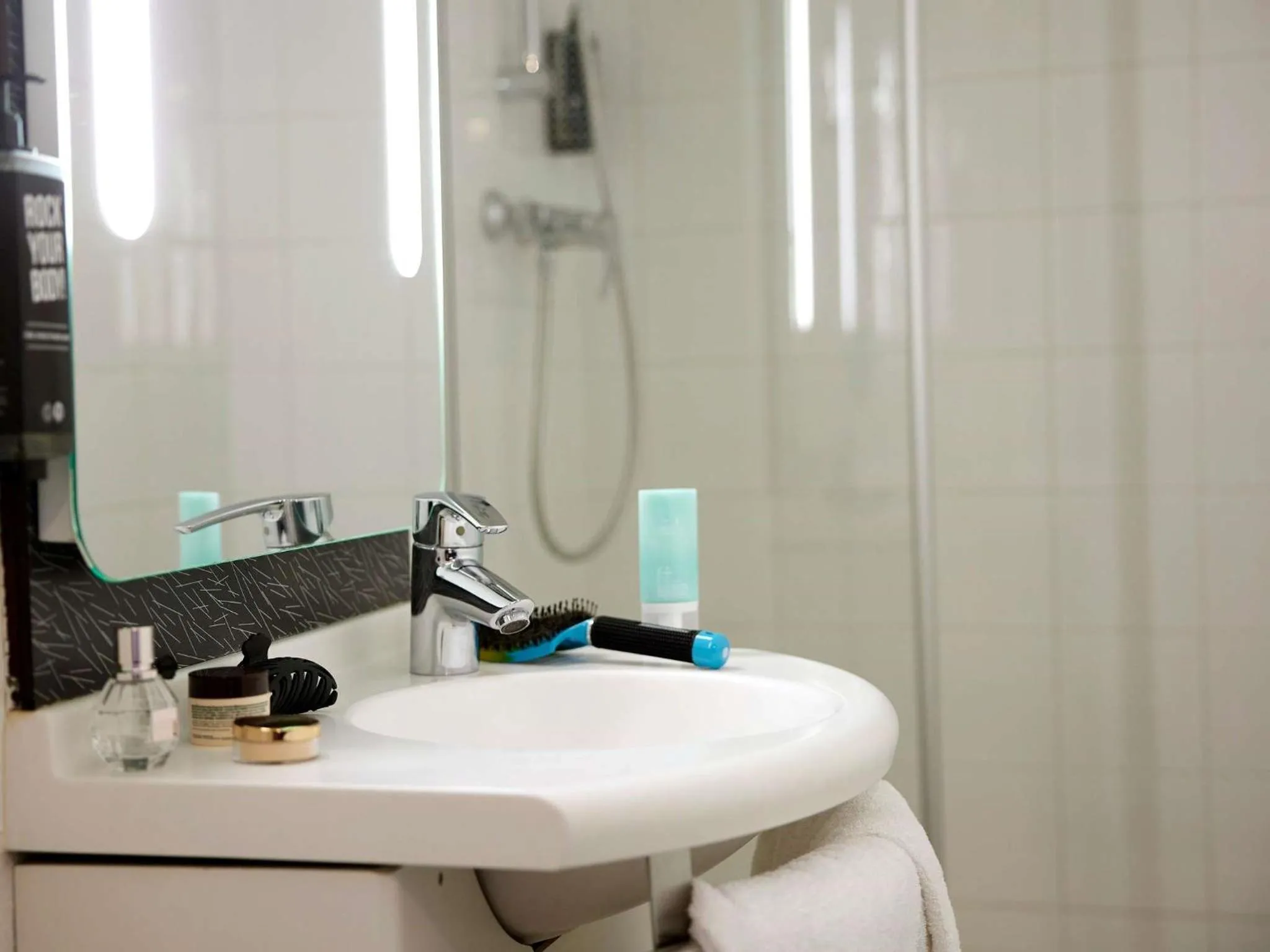 Bathroom in ibis Paris Gare de Lyon Reuilly