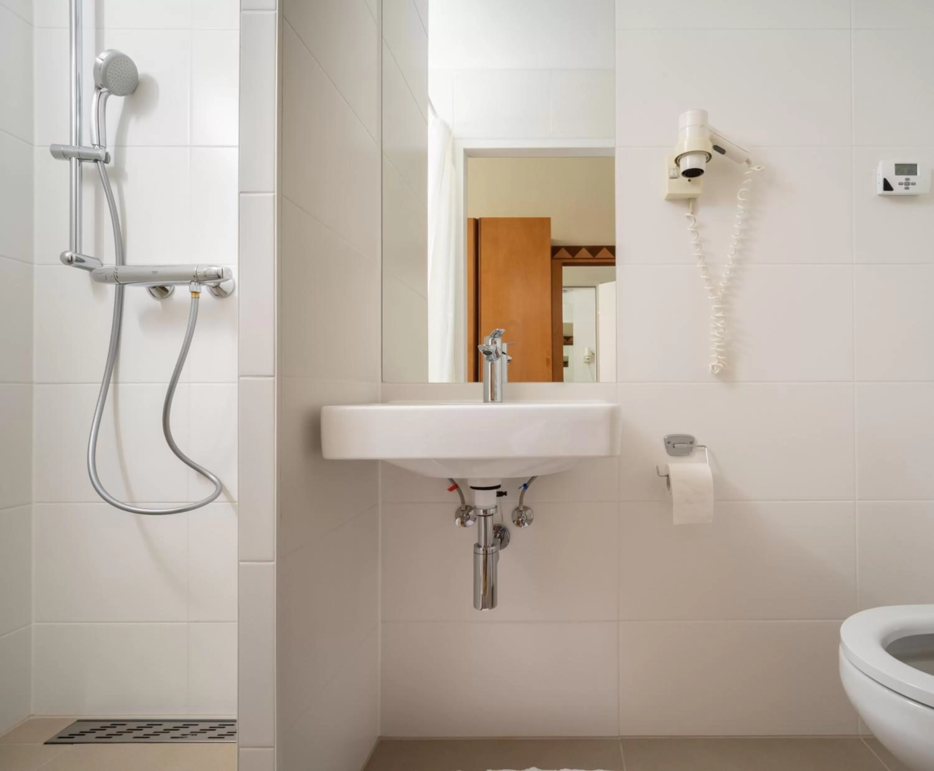 Shower in Hotel Post Wien