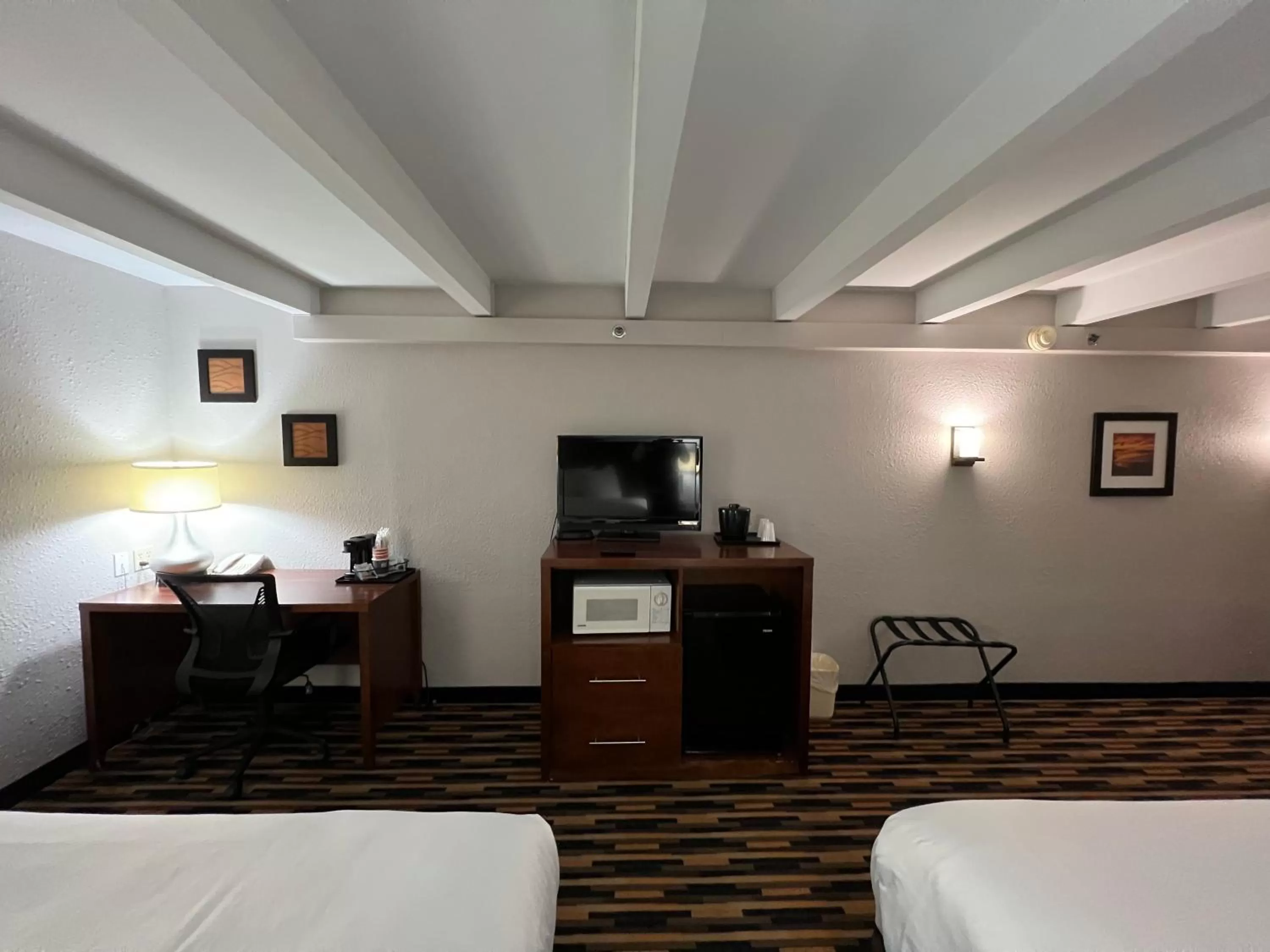 Photo of the whole room, Bed in Country Inn & Suites by Radisson, Battle Creek, MI