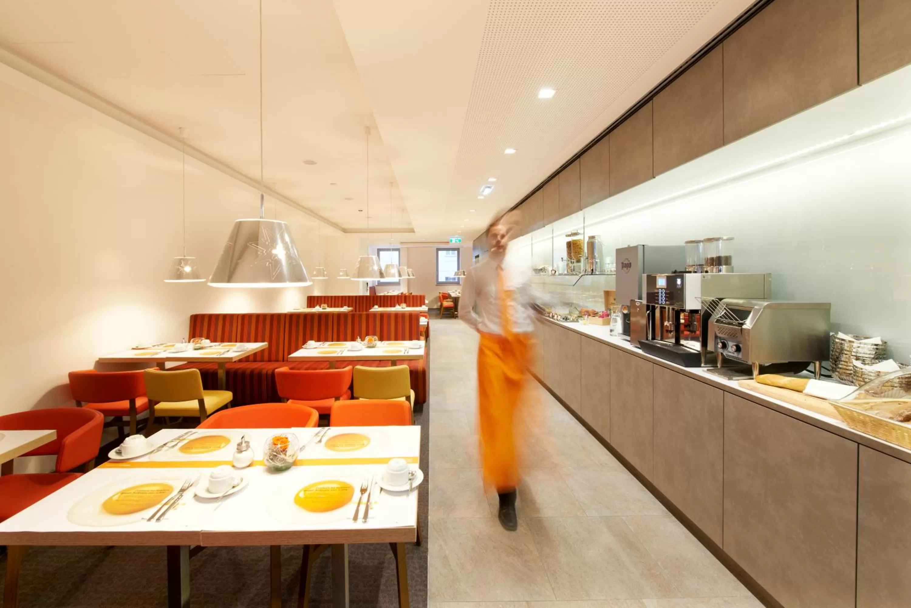 Restaurant/places to eat in Simm's Hotel - cityhotel next to Metro U3