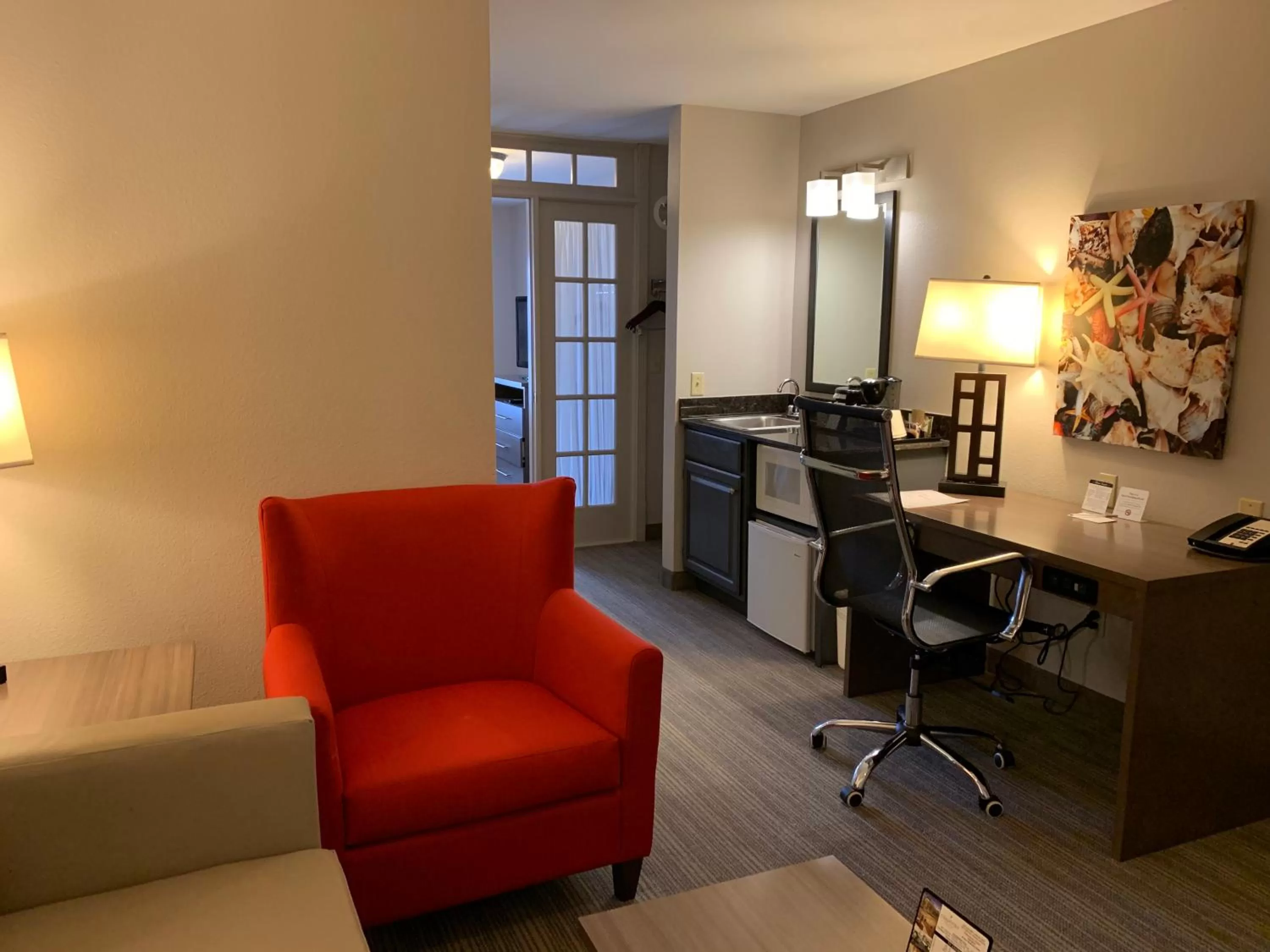 Seating area in Country Inn & Suites by Radisson Kenosha - Pleasant Prairie
