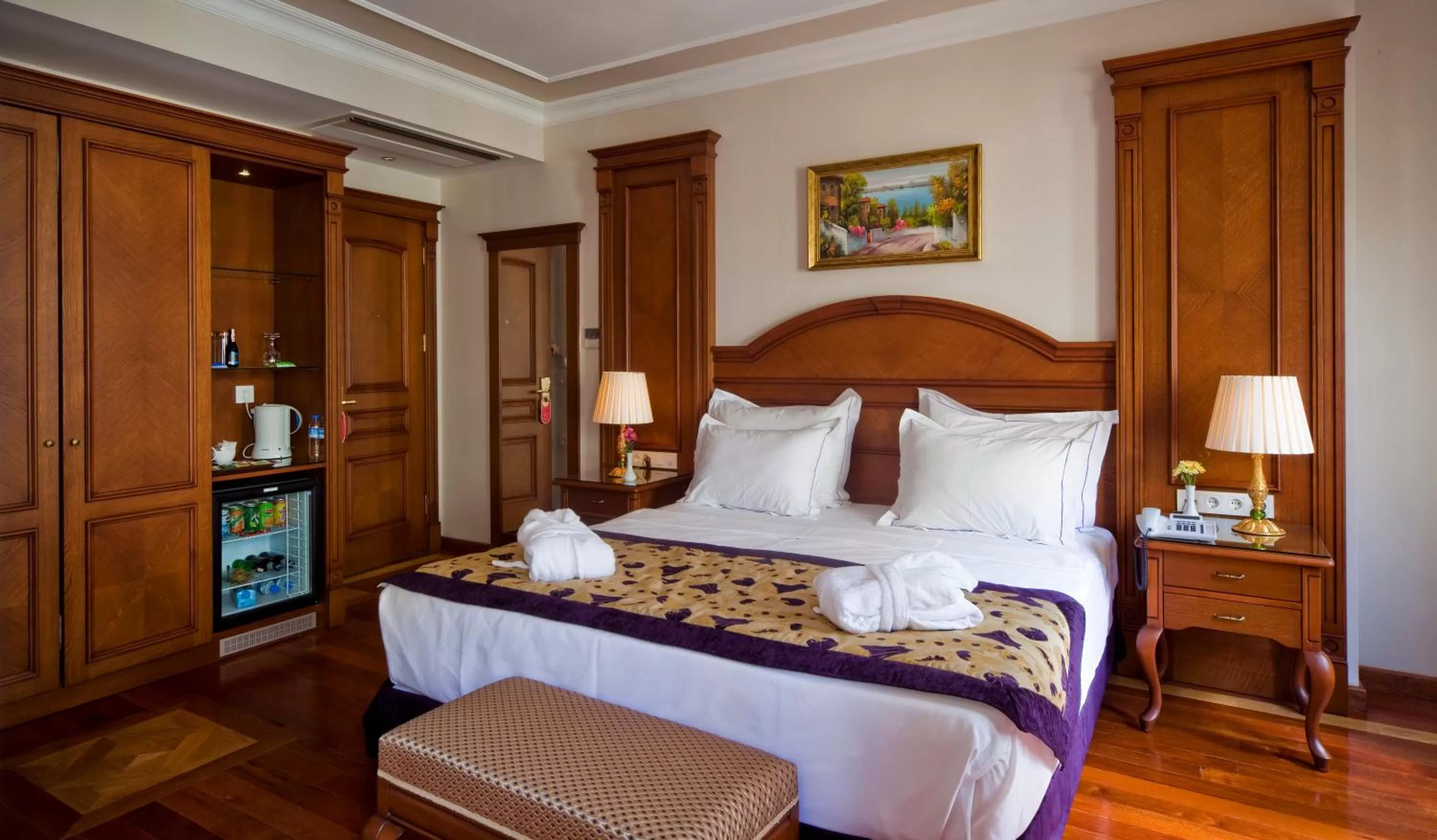 Bed in GLK PREMIER The Home Suites & Spa