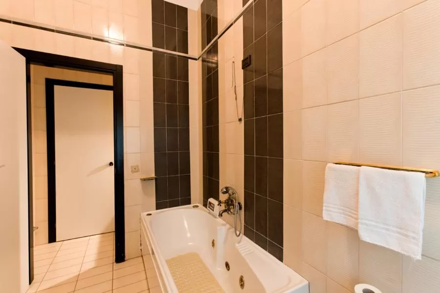 Hot Tub in Hotel Letizia