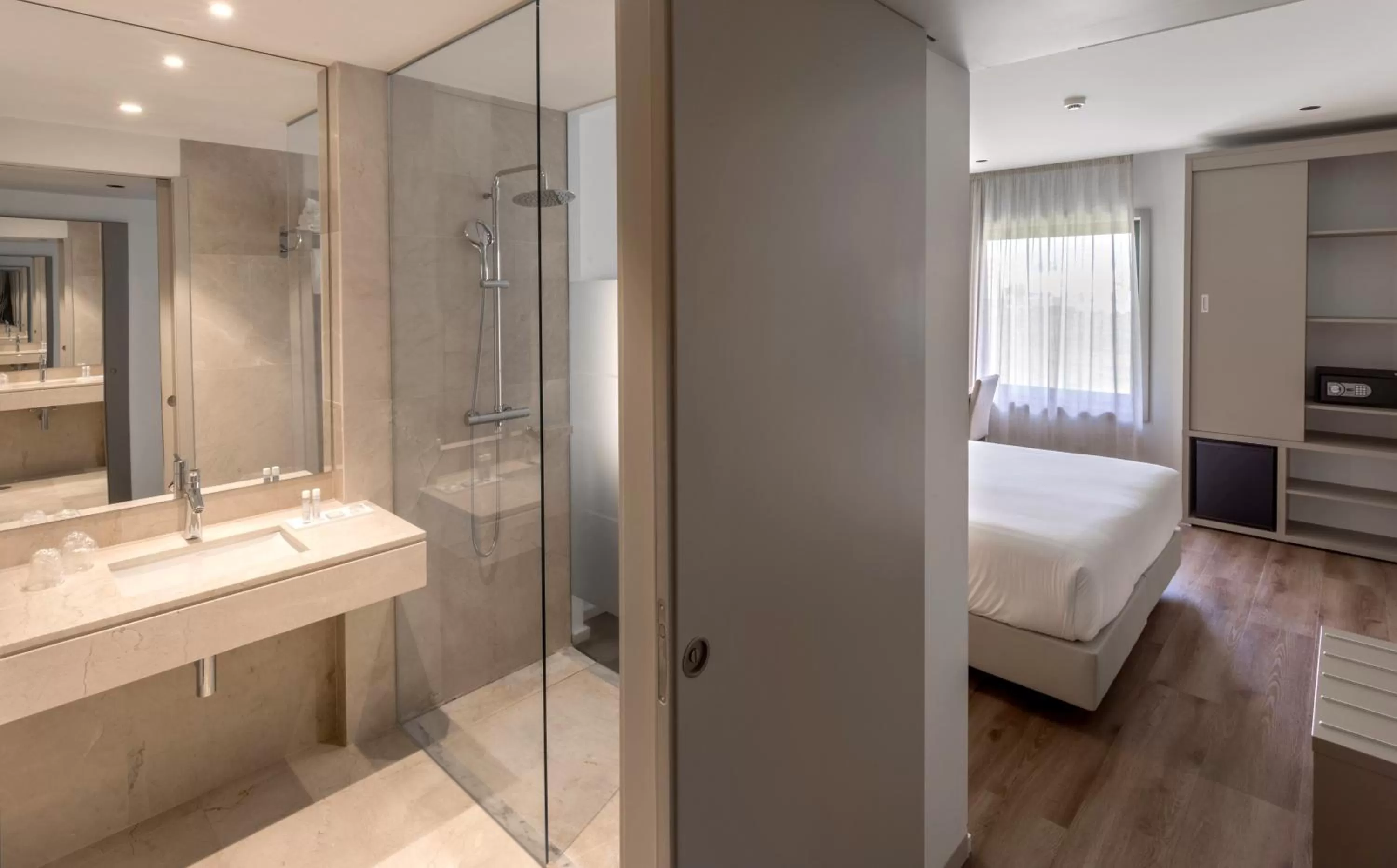 Shower, Bed in Oporto Airport & Business Hotel