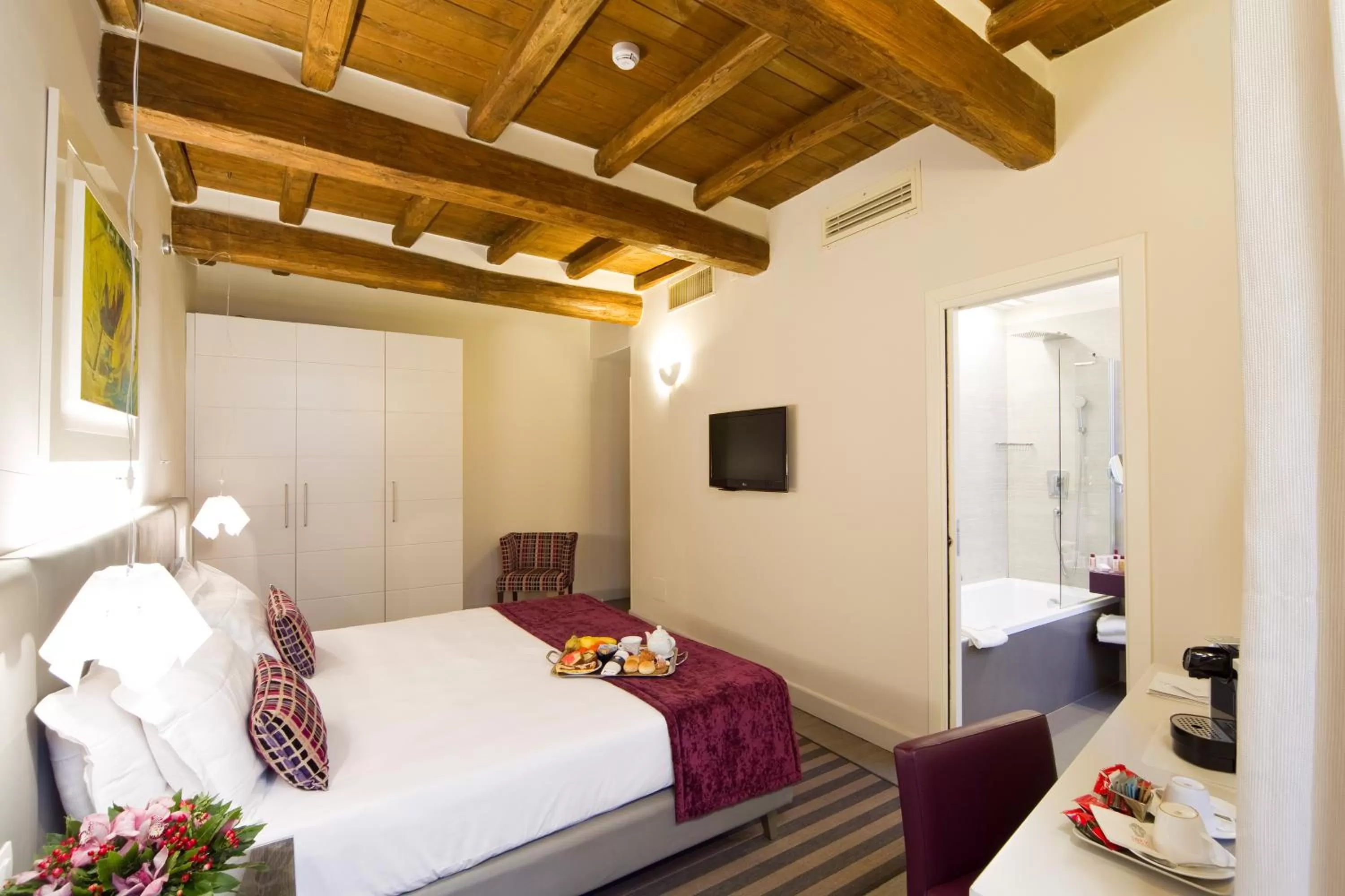 Photo of the whole room, Bed in Trevi Palace Luxury Inn