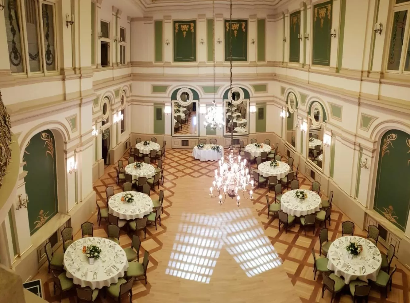 Restaurant/places to eat in Grand Hotel