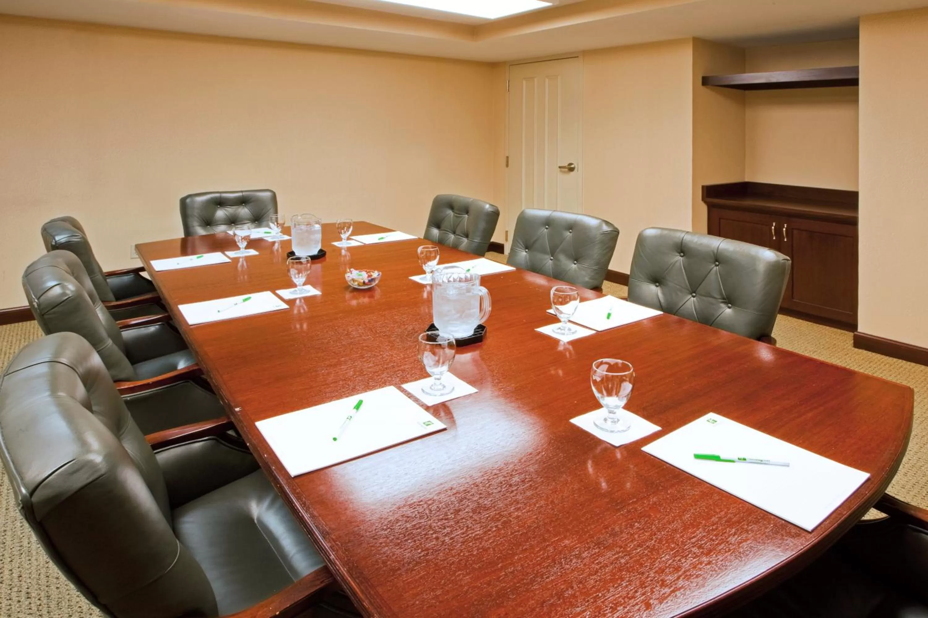 Meeting/conference room in Holiday Inn Chantilly-Dulles Expo Airport by IHG