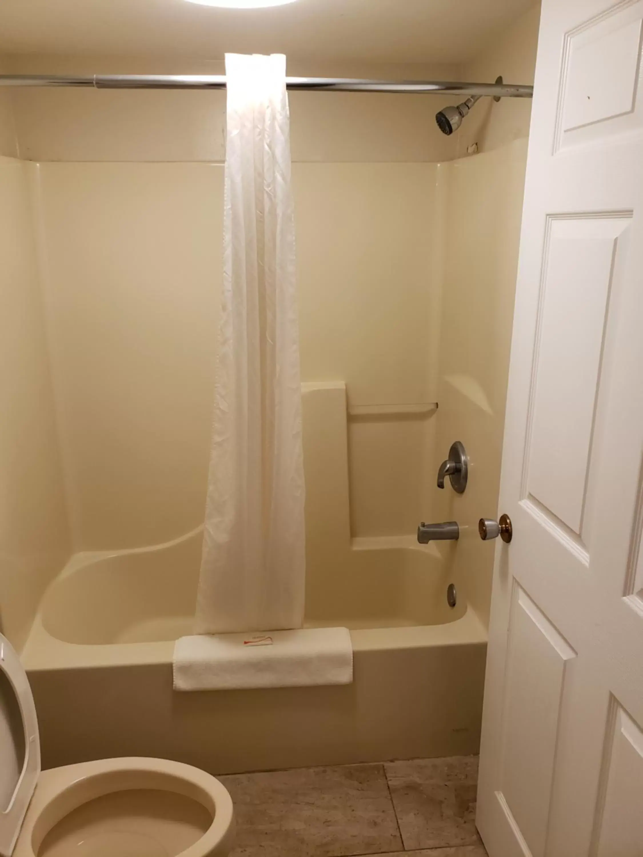 King Room - Non-Smoking in Peach Tree Inn King Room - Non-Smoking in Peach Tree Inn