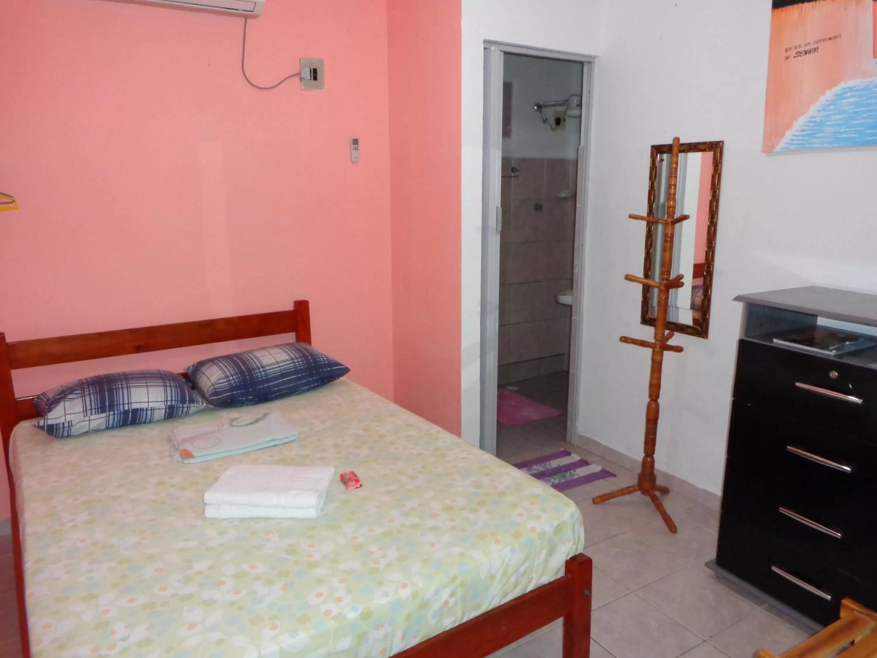 Photo of the whole room, Bed in Pousada dos Ventos