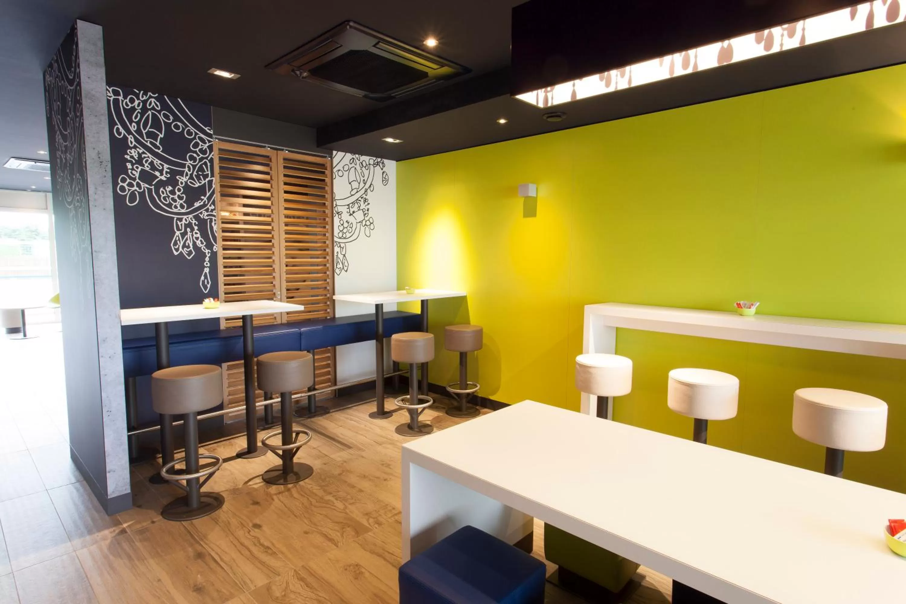 Dining area in ibis budget Cherbourg - La Glacerie