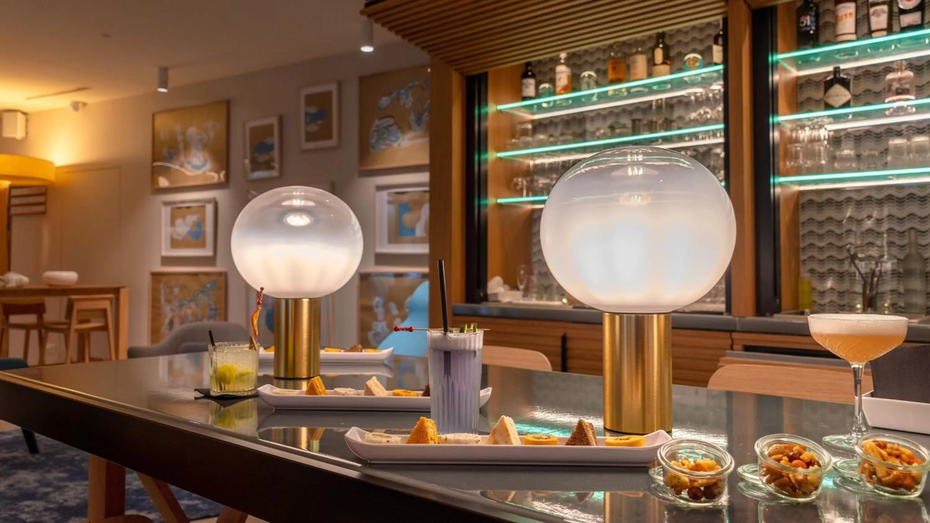 Lounge or bar in Holiday Inn Nice - Port St Laurent by IHG