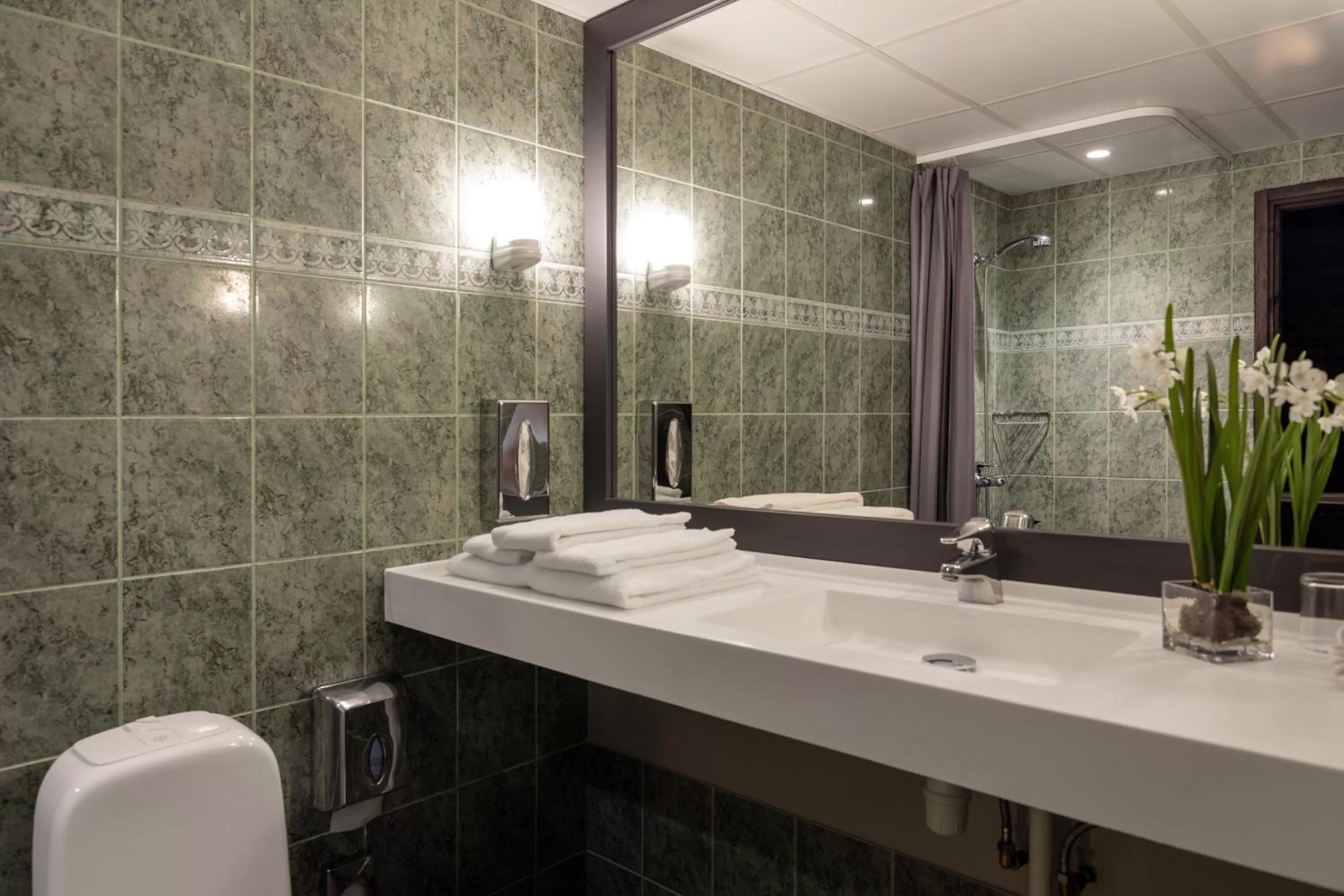 Bathroom in Metropol Hotel