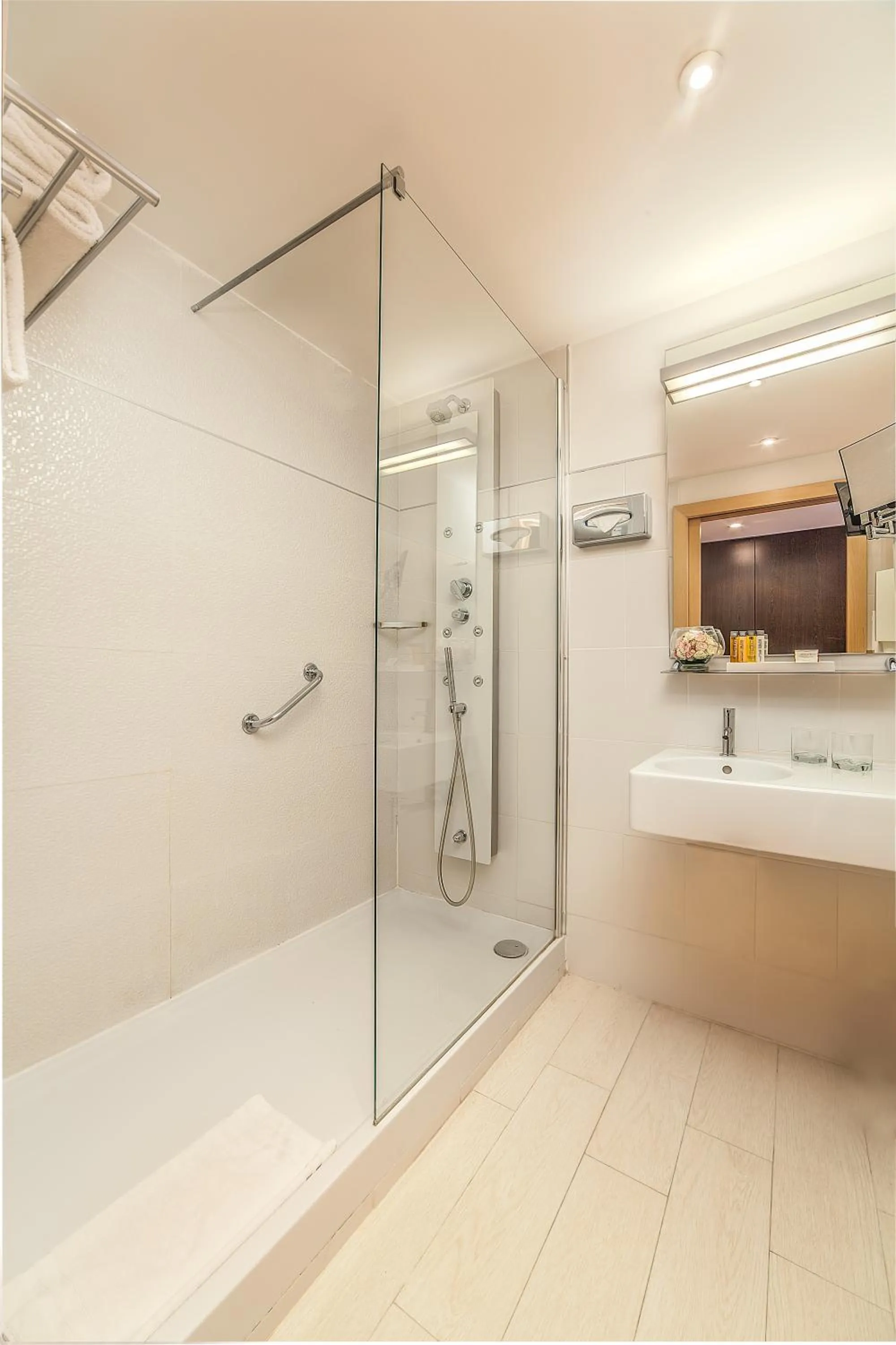 Shower in Hôtel Montaigne & Spa - Cannes Centre