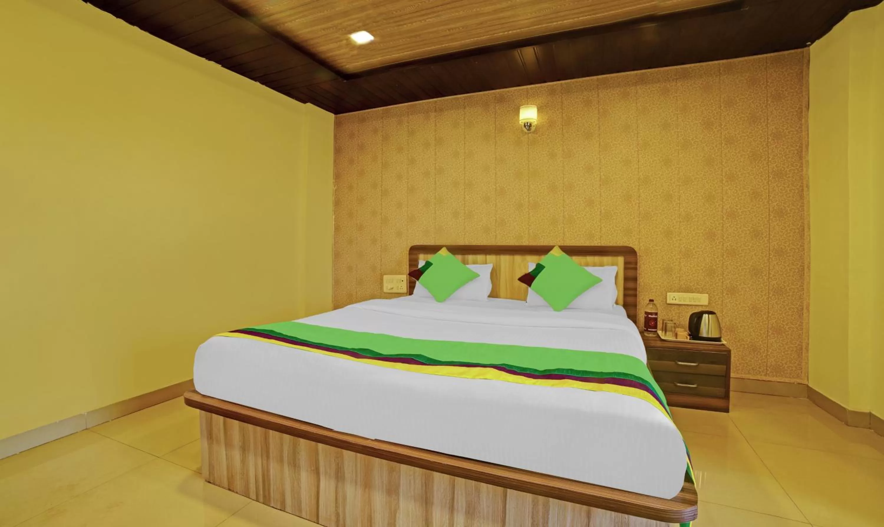 Bedroom, Bed in Treebo Balaji Excellency with Pool & Spa
