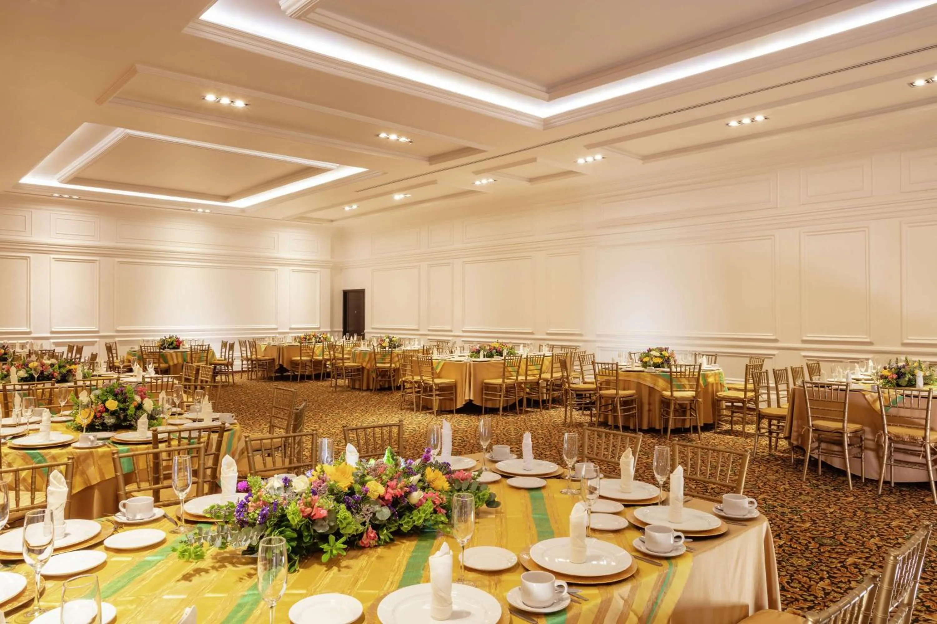 Dining area in Doubletree By Hilton Toluca