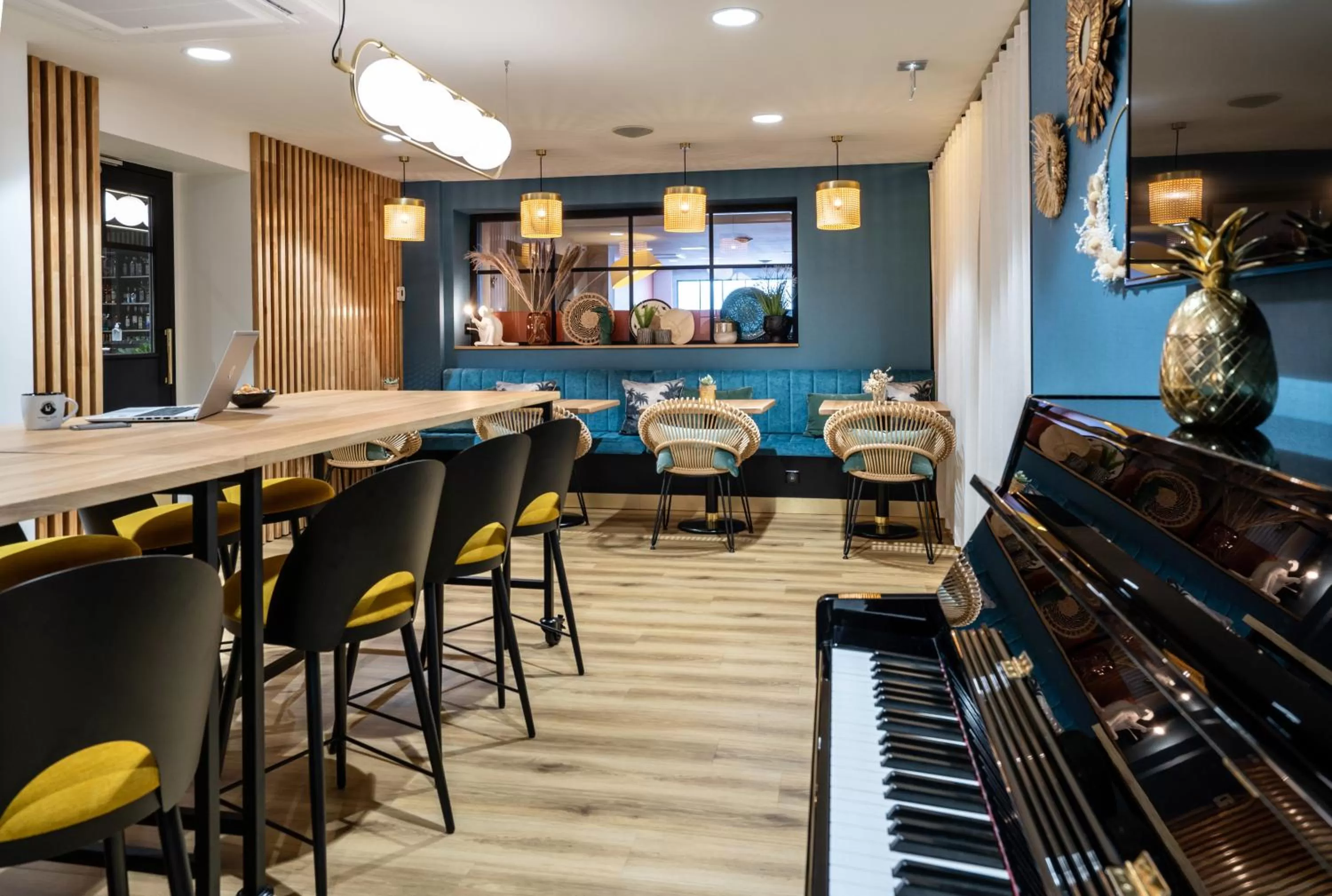 Lounge or bar in Mercure La Roche Sur Yon