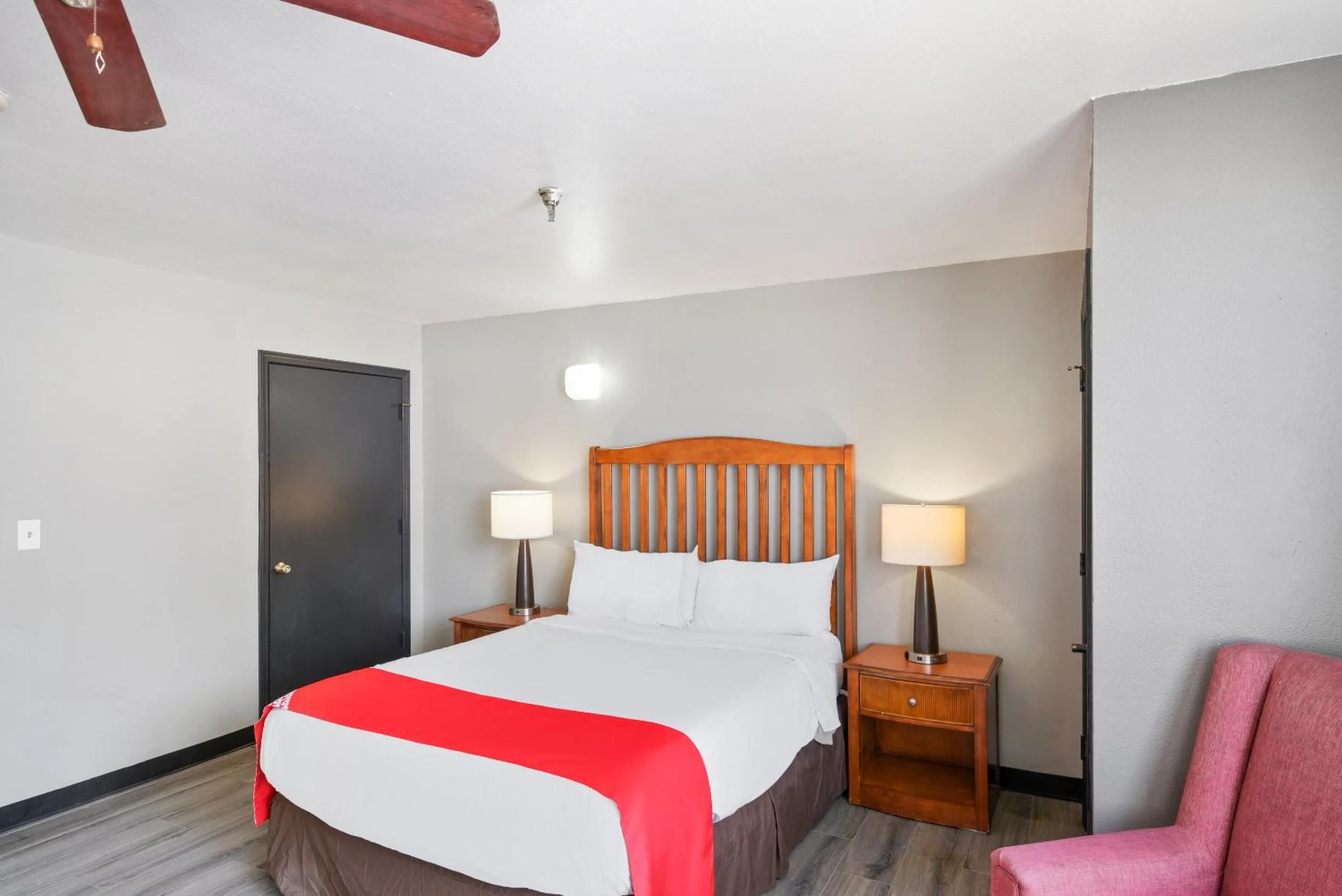 Bedroom, Bed in OYO Hotel Edmond - University of Central Oklahoma