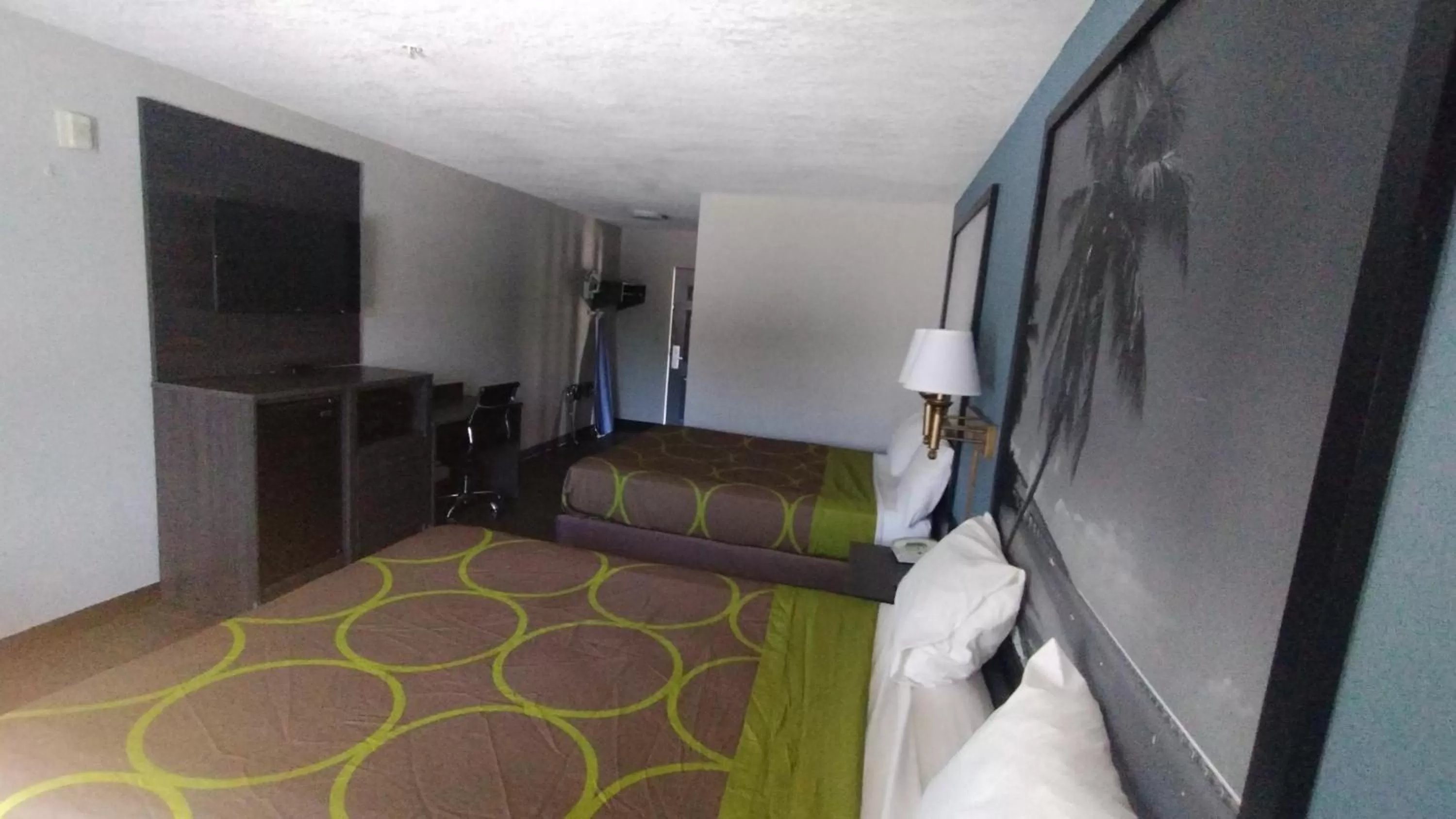Bed in Super 8 Motel by Wyndham near Fort Lauderdale Arpt