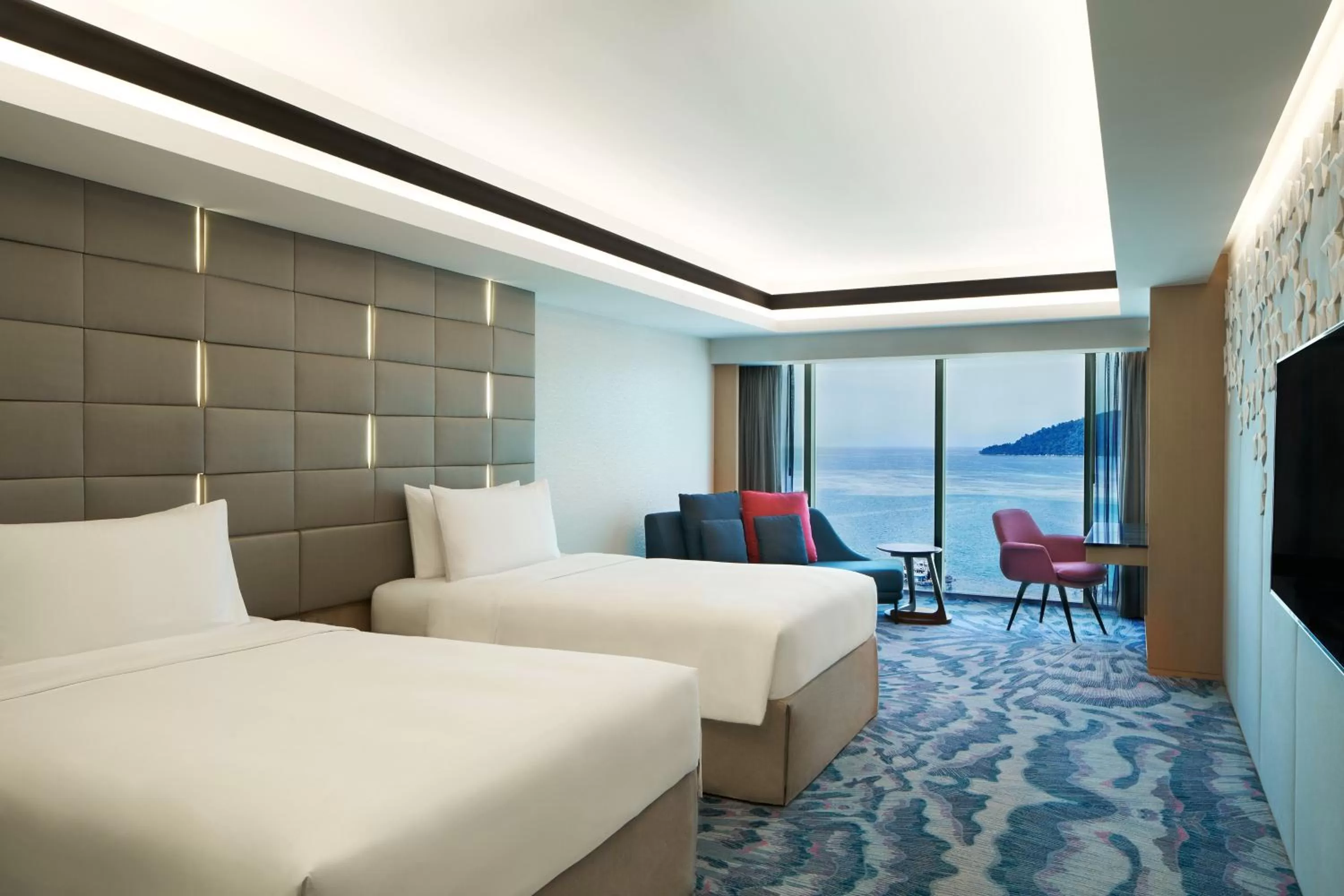 Photo of the whole room, Bed in Le Meridien Kota Kinabalu