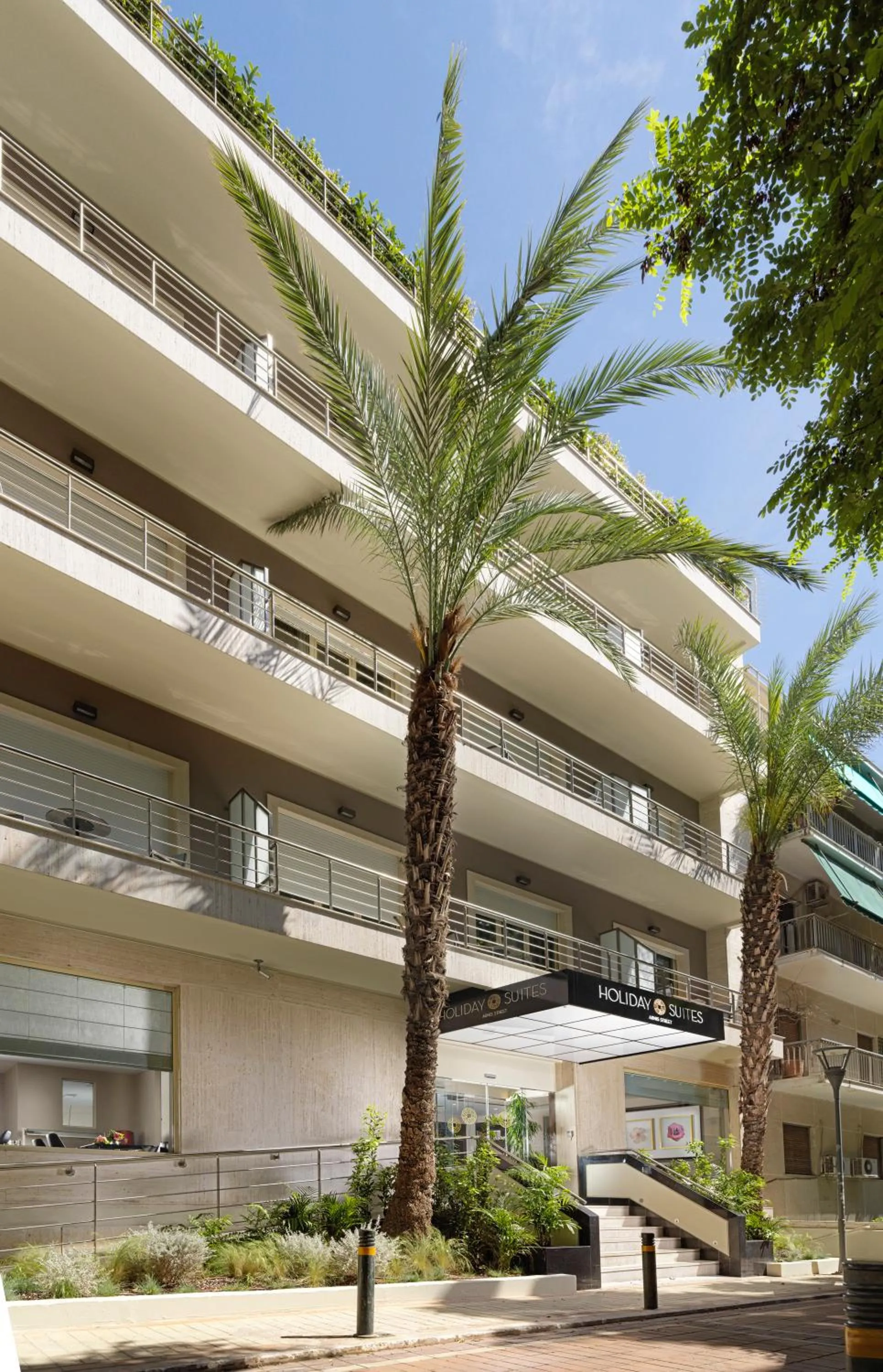 Facade/entrance in Holiday Suites