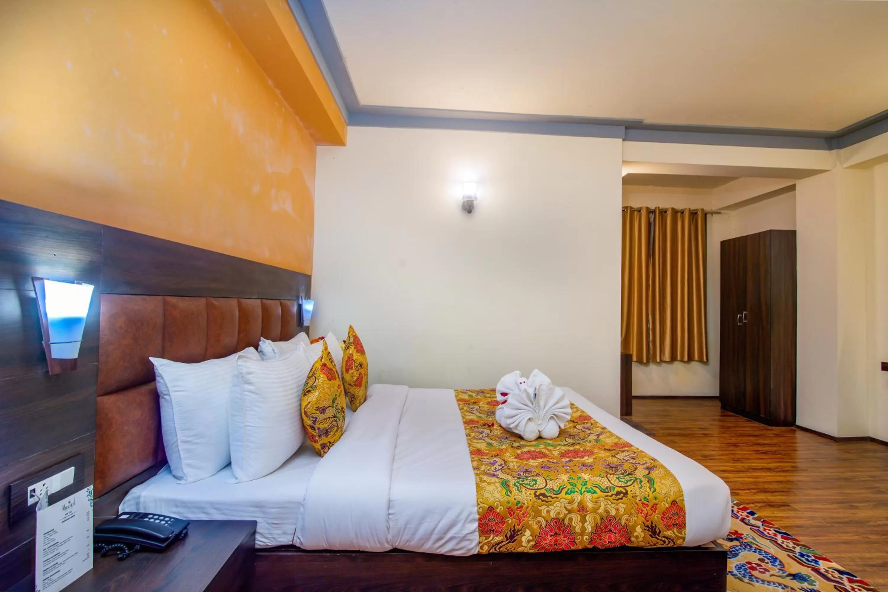 Bed in Muscatel Grand Silkroute - 300 Mts from MG Marg