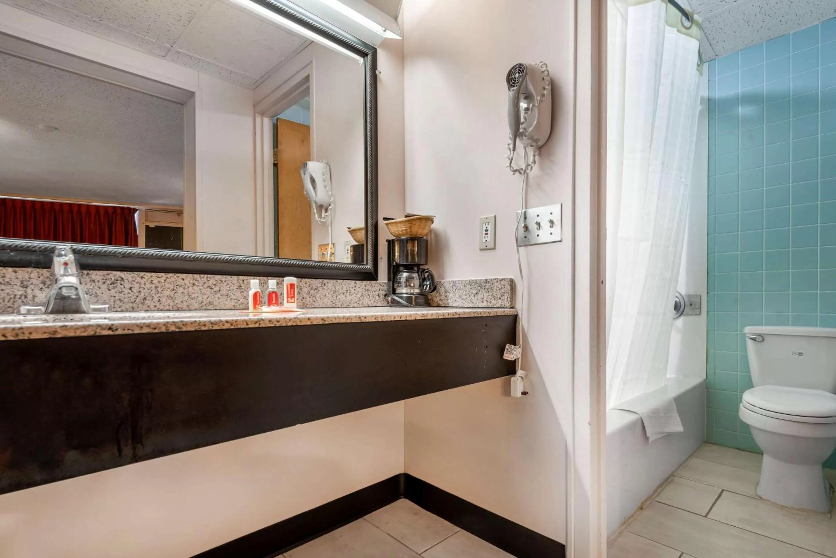 Bathroom in Econo Lodge Cortland Downtown