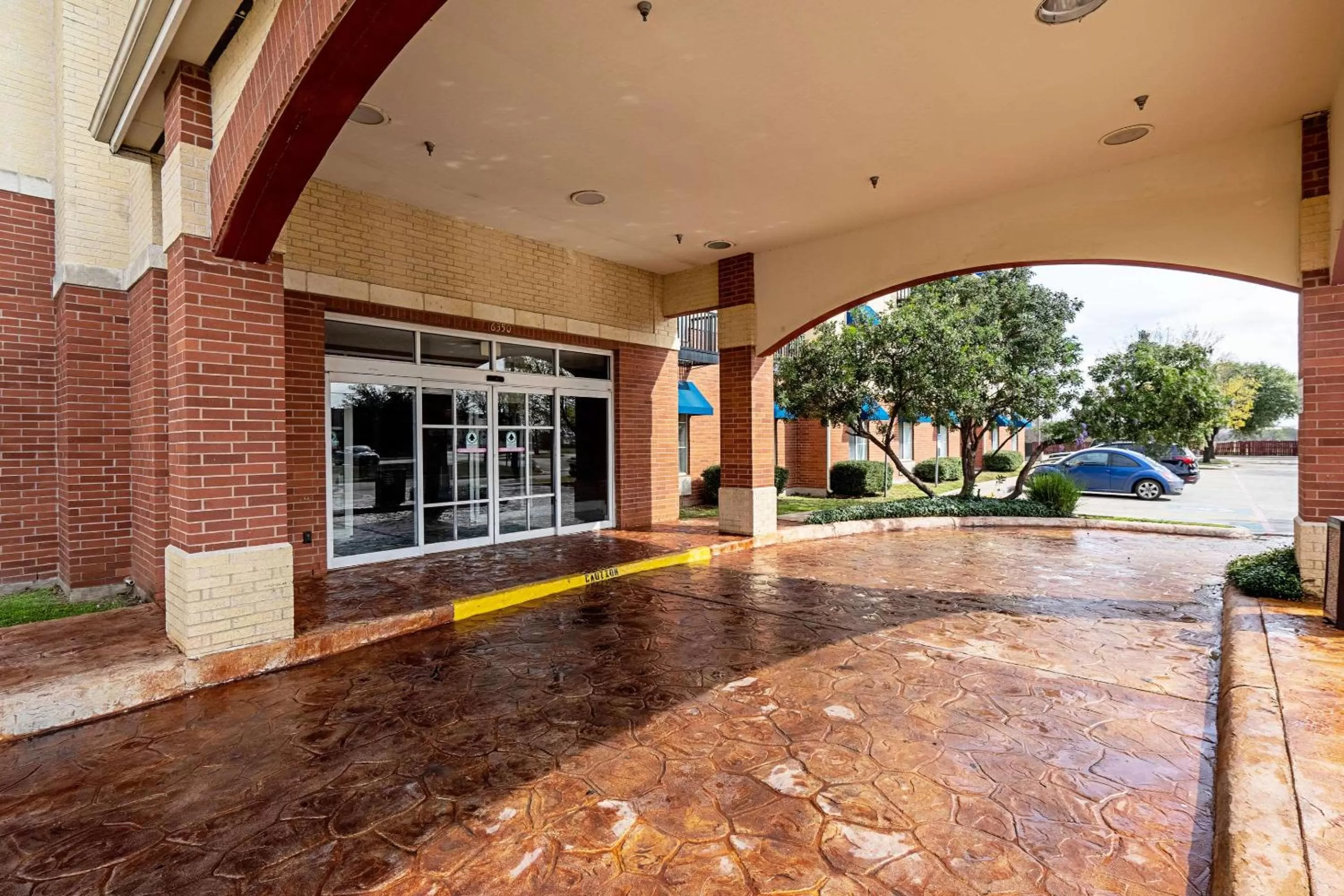 Property building in Quality Suites San Antonio Northeast