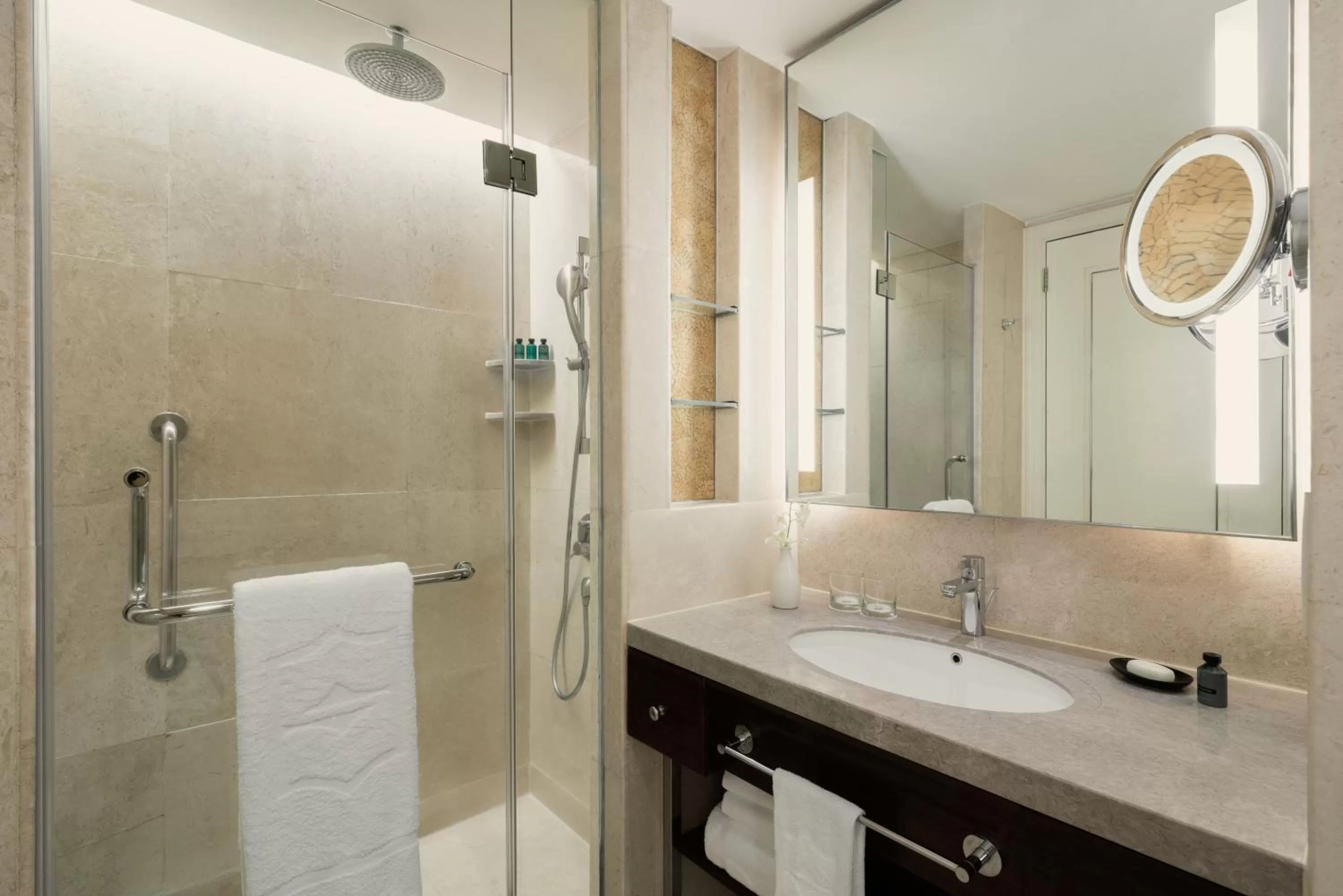 Shower in Edsa Shangri-La, Manila