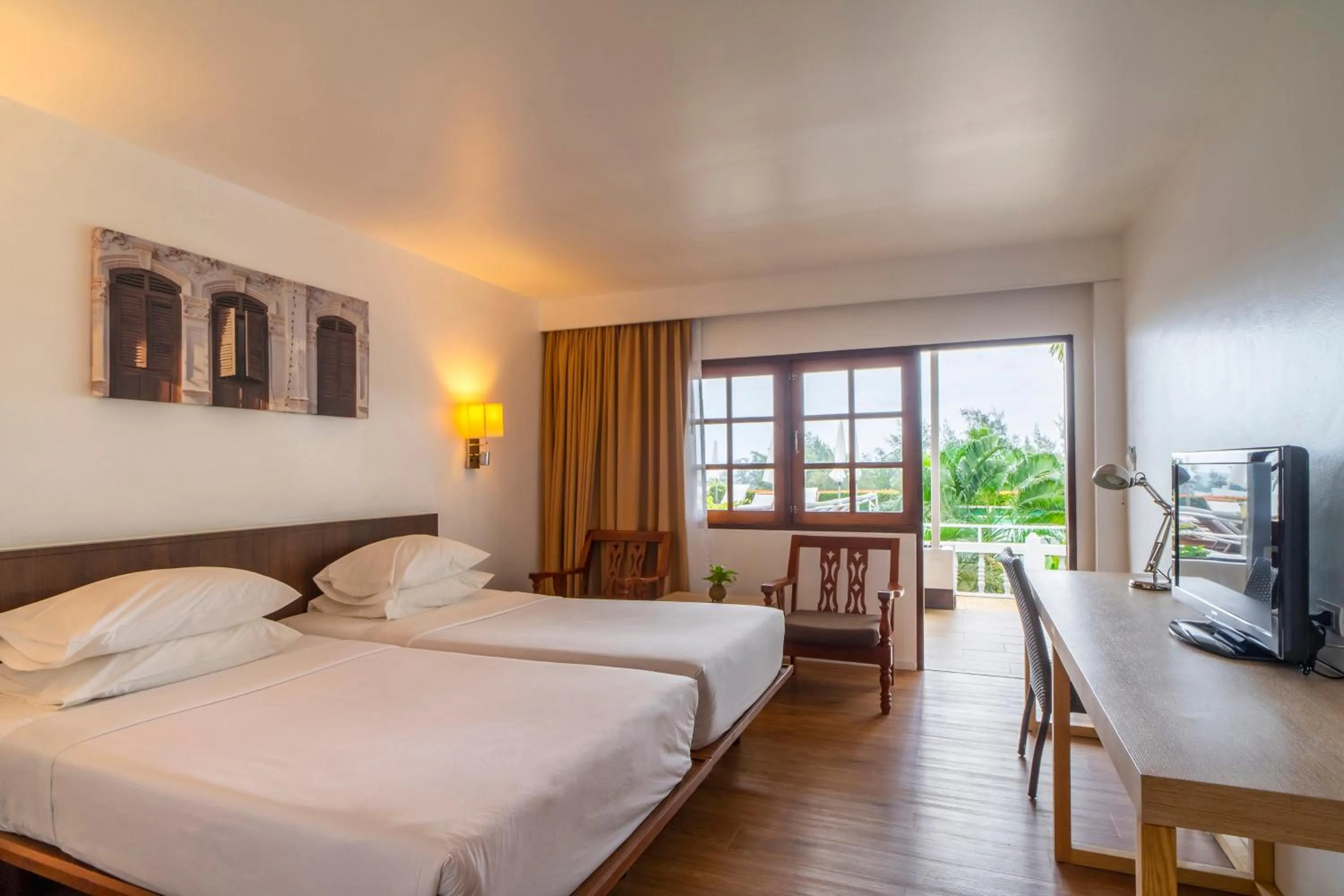 Bed in Best Western Phuket Ocean Resort