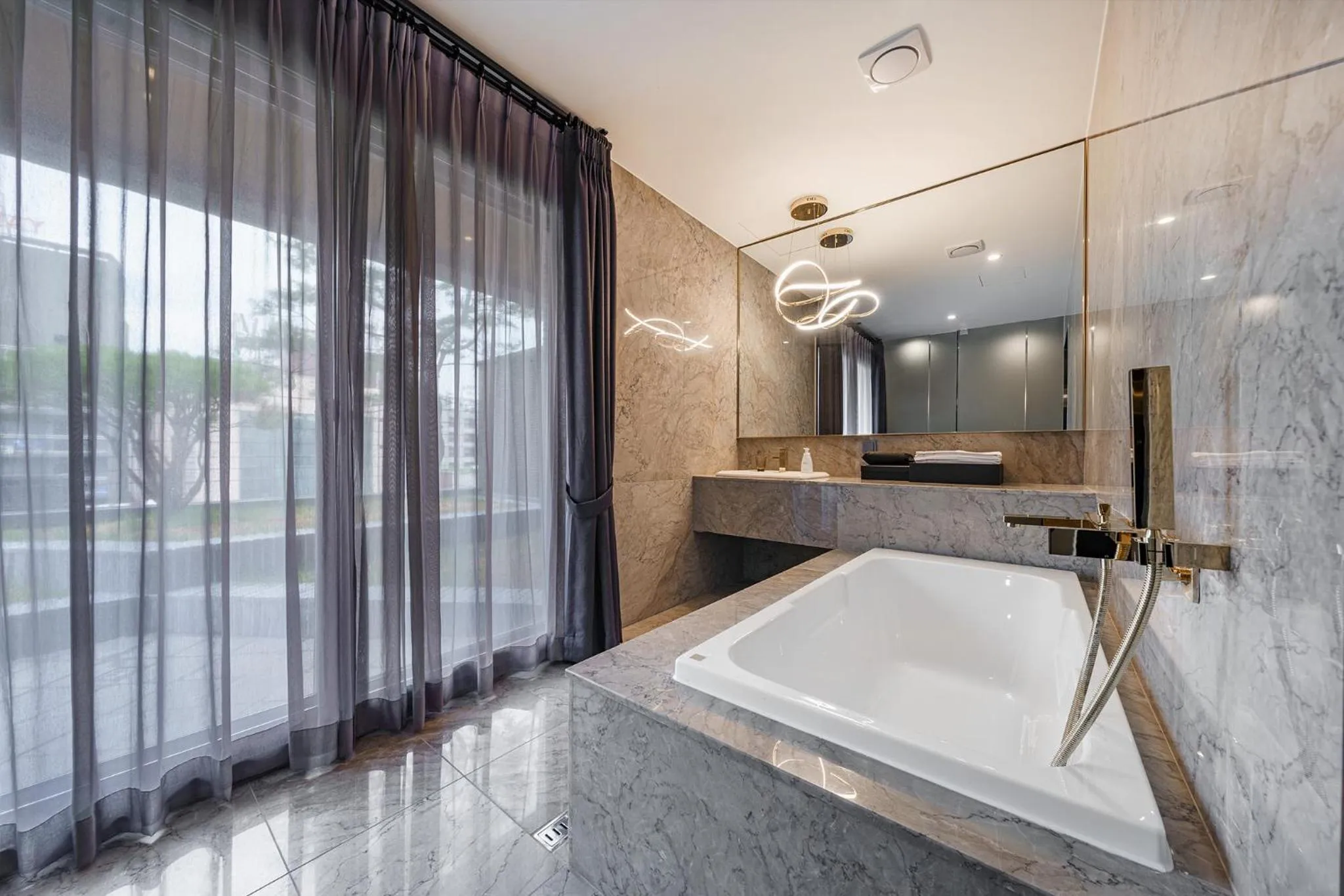 Bathroom, Bed in Amare Hotel Jongno