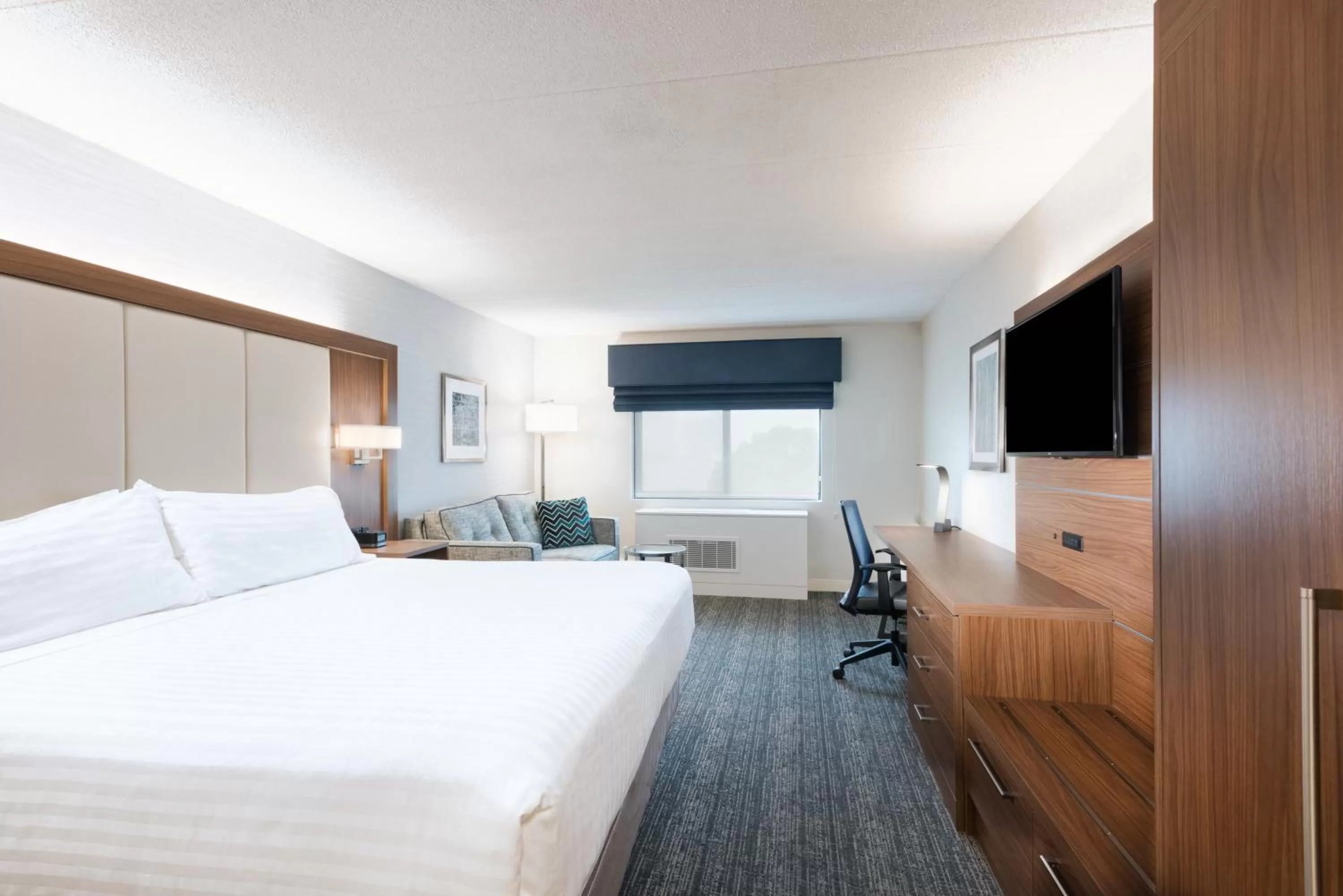 Photo of the whole room, Bed in Holiday Inn Express Boston-Waltham by IHG
