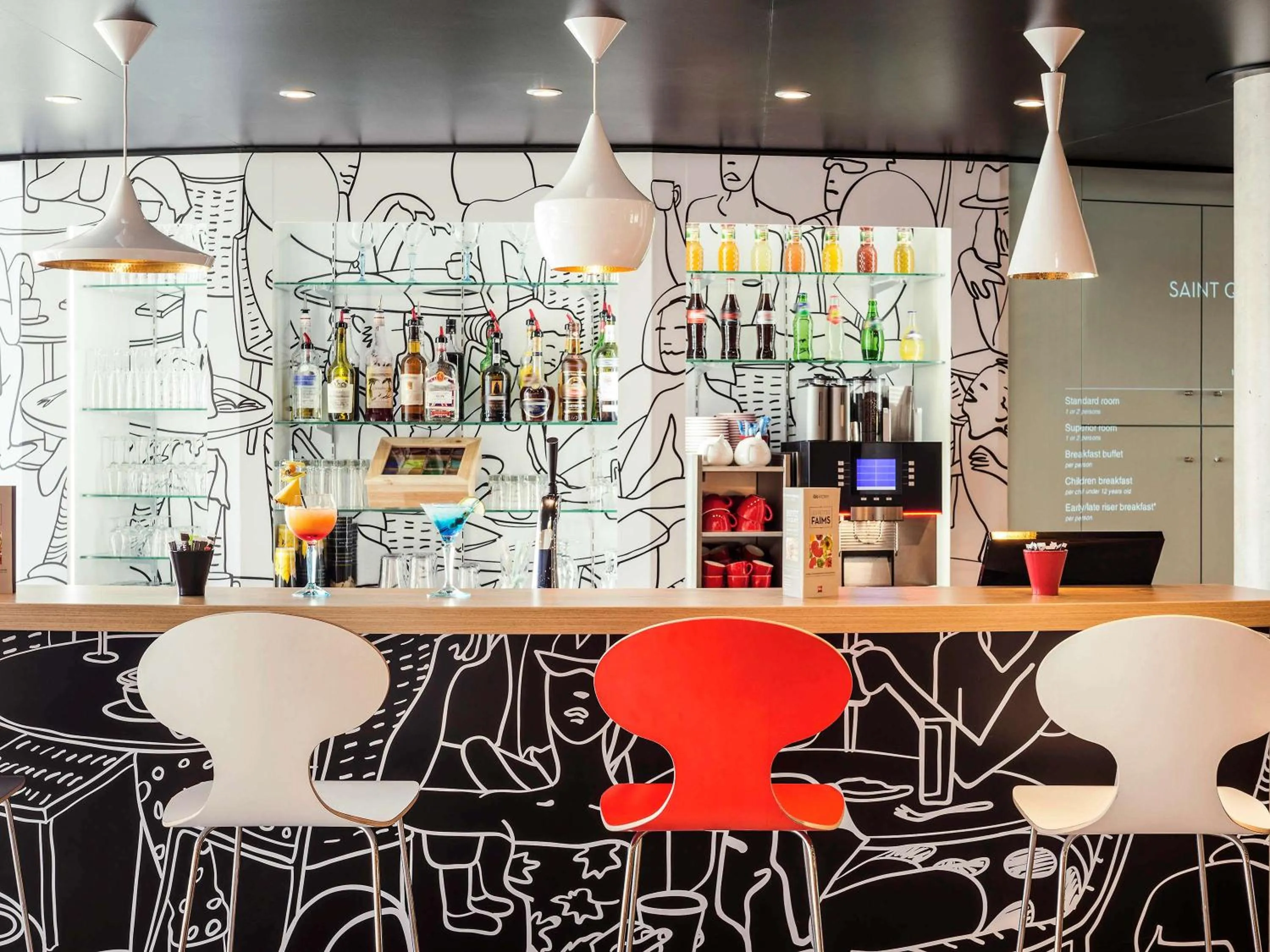 Lounge or bar in ibis Saint Quentin en Yvelines - Vélodrome