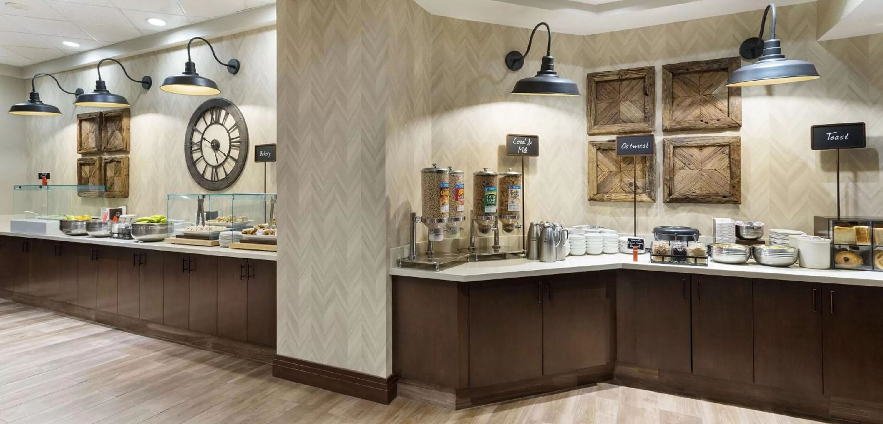 Dining area in Embassy Suites Denver Tech Center