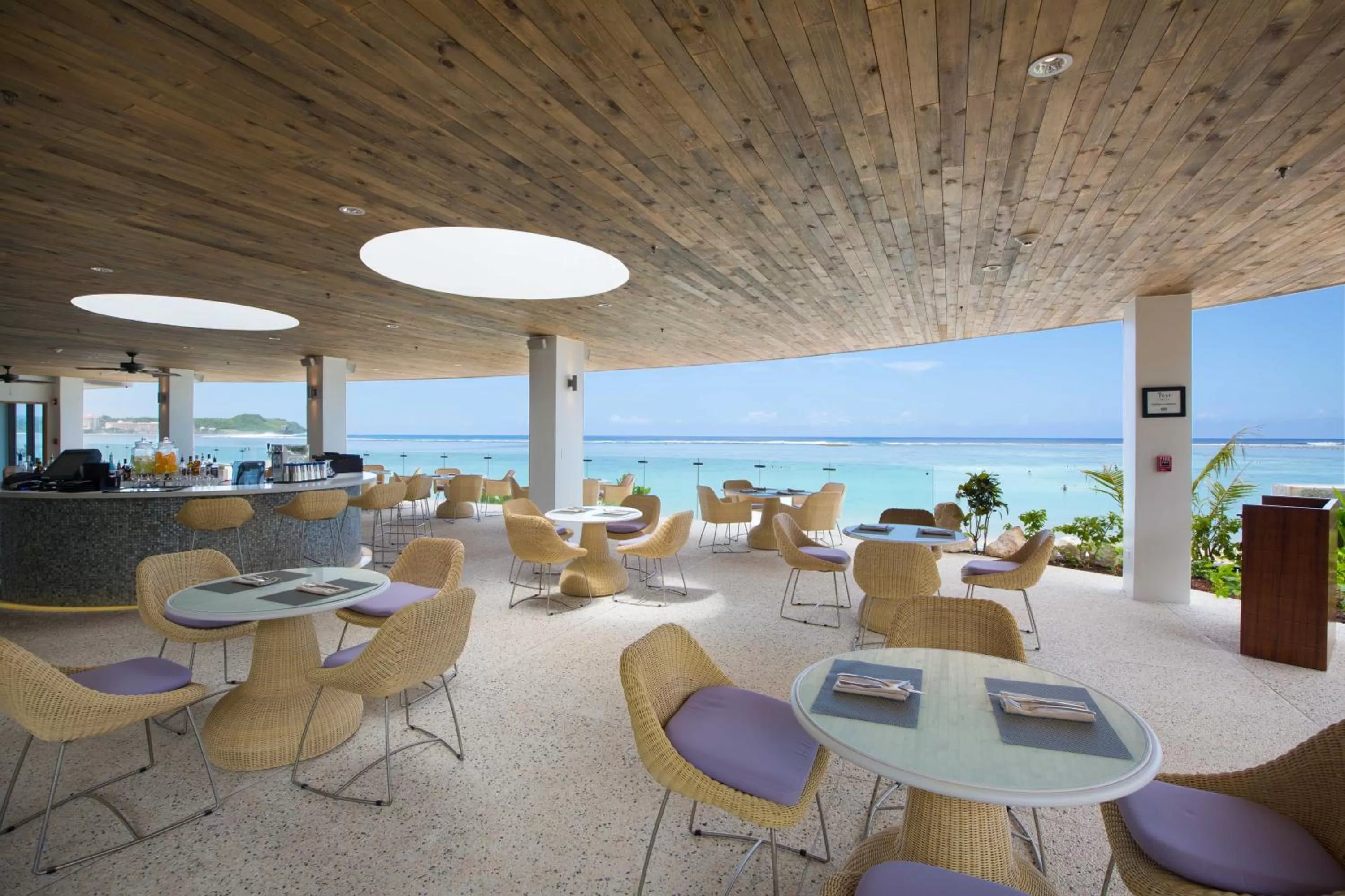 Lounge or bar in Dusit Thani Guam Resort